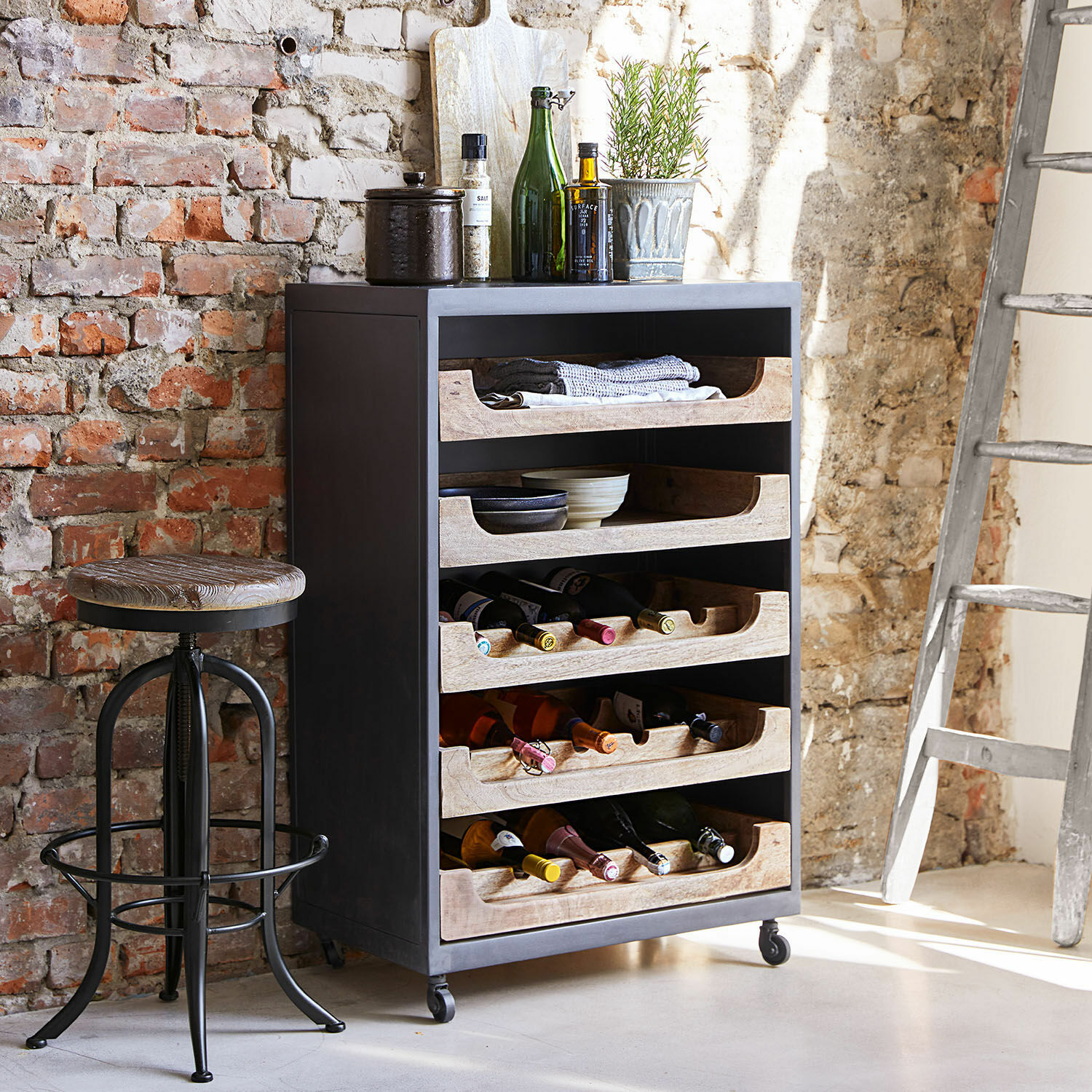 Botellero Jacksonville Mueble negro de metal con ruedas y cajones de madera para vino y utensilios de cocina