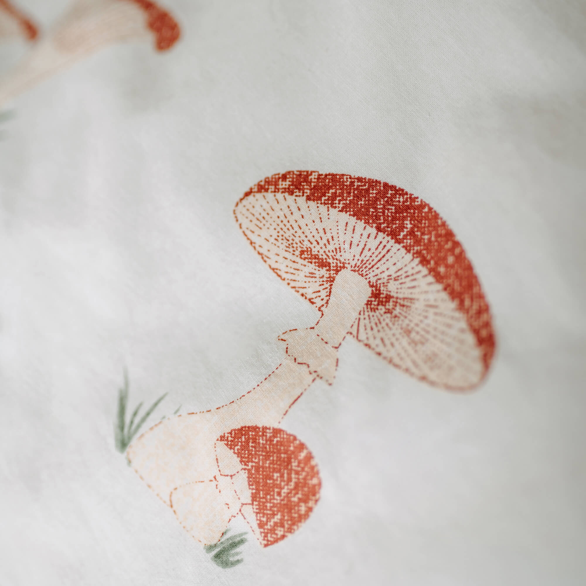Tela blanca con estampado de setas rojas, tejido decorativo suave para el hogar