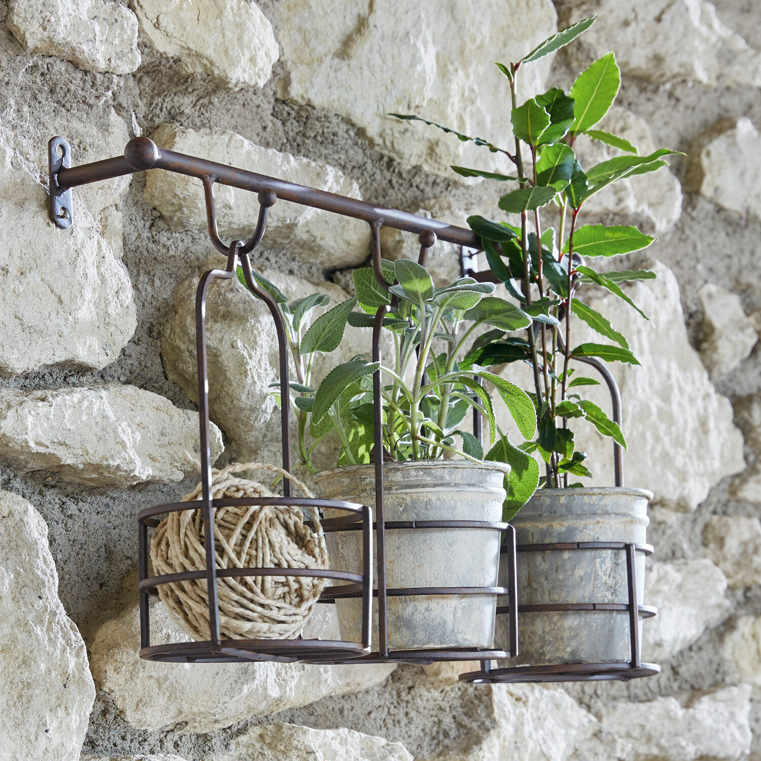 Estante de pared con cestas para plantas Hemente Estante de pared con cestas para plantas Hemente
