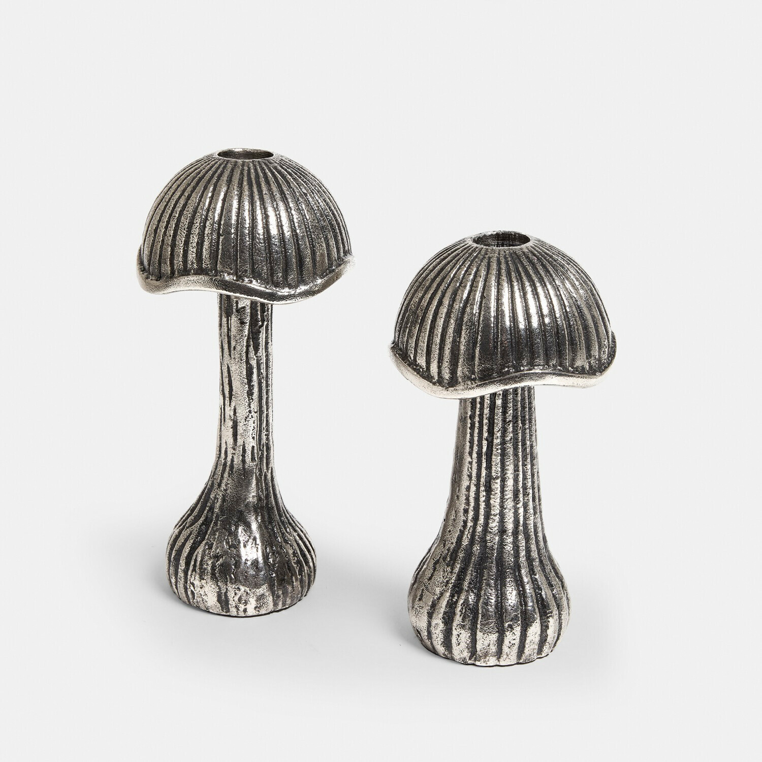 Set de 2 portavelas Mavinas Setas decorativas de metal plateado con superficie texturizada para decoración interior