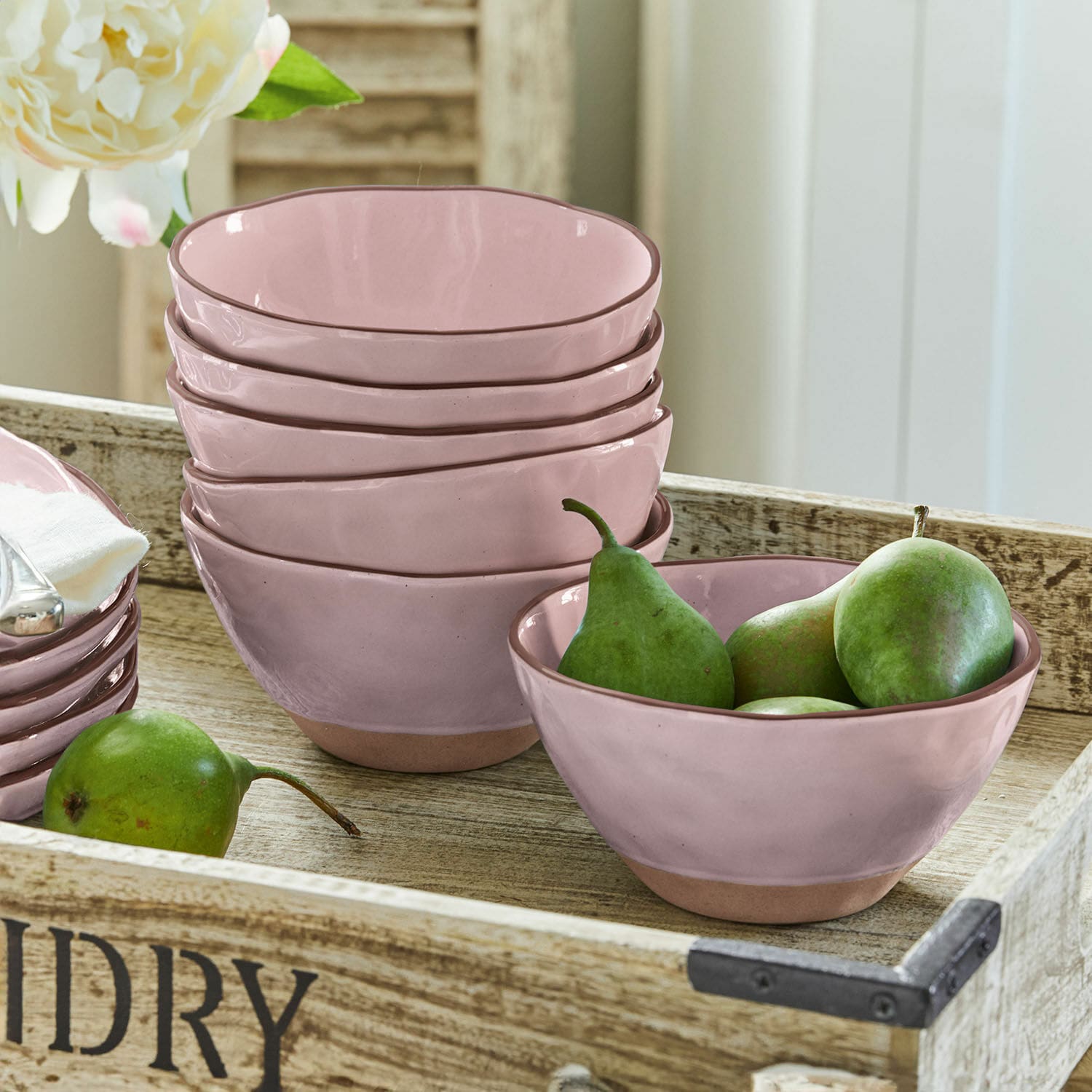 Set de 6 boles Biarré Juego de cuencos de cerámica rosa con base marrón natural en bandeja de madera con peras verdes