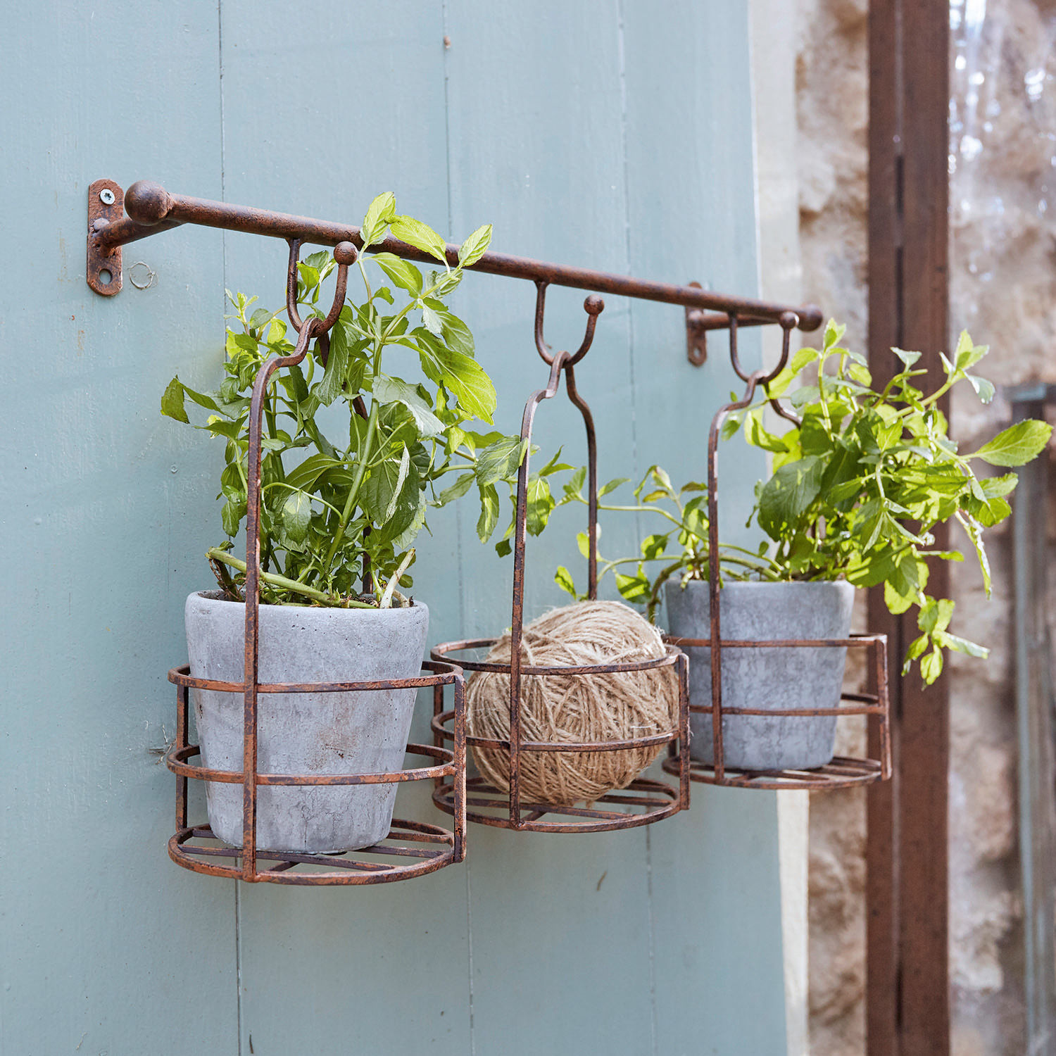 Estante de pared con cestas para plantas Hemente