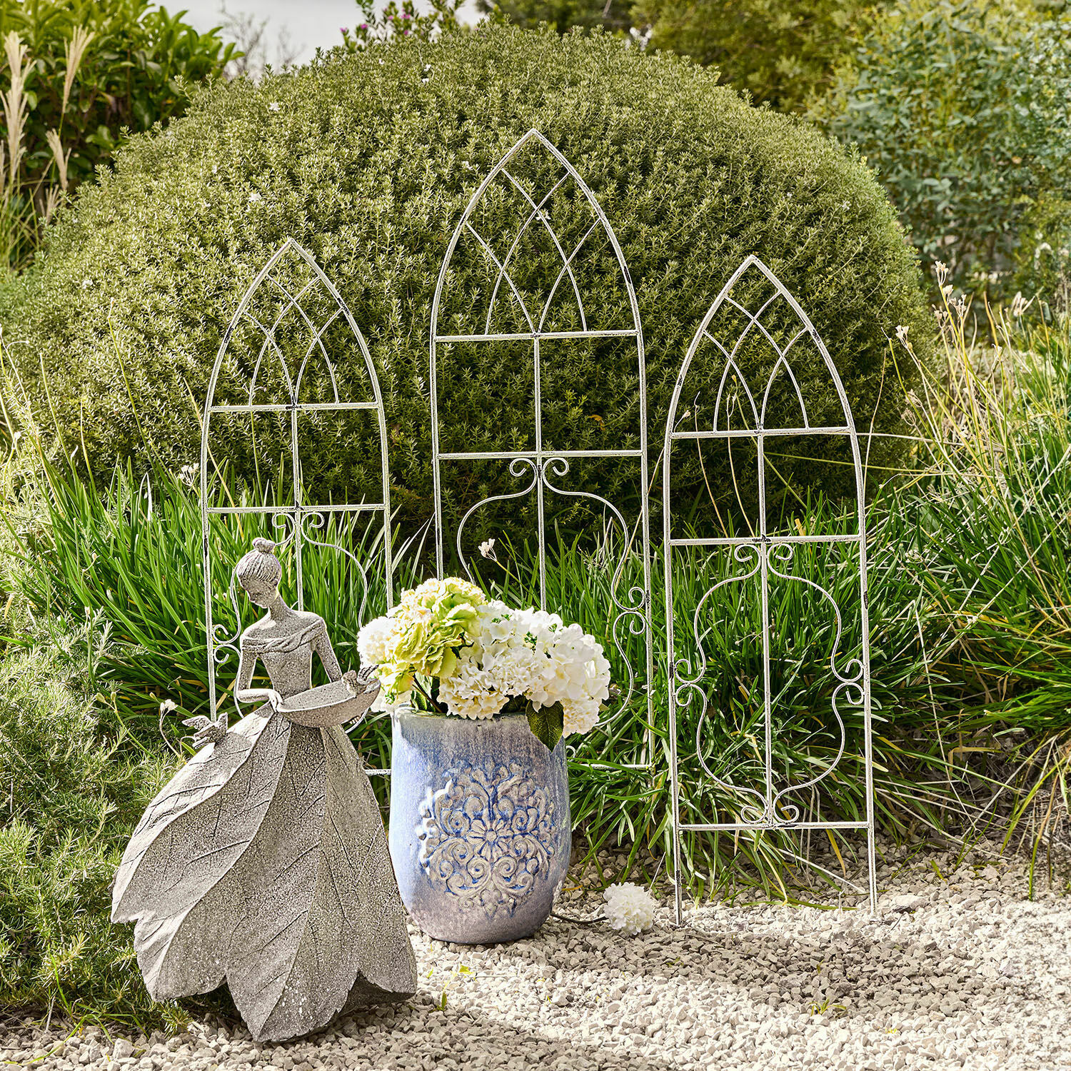 Set de 3 enrejados Halexin Figura decorativa de metal de mujer y maceta de cerámica azul con flores blancas en jardín