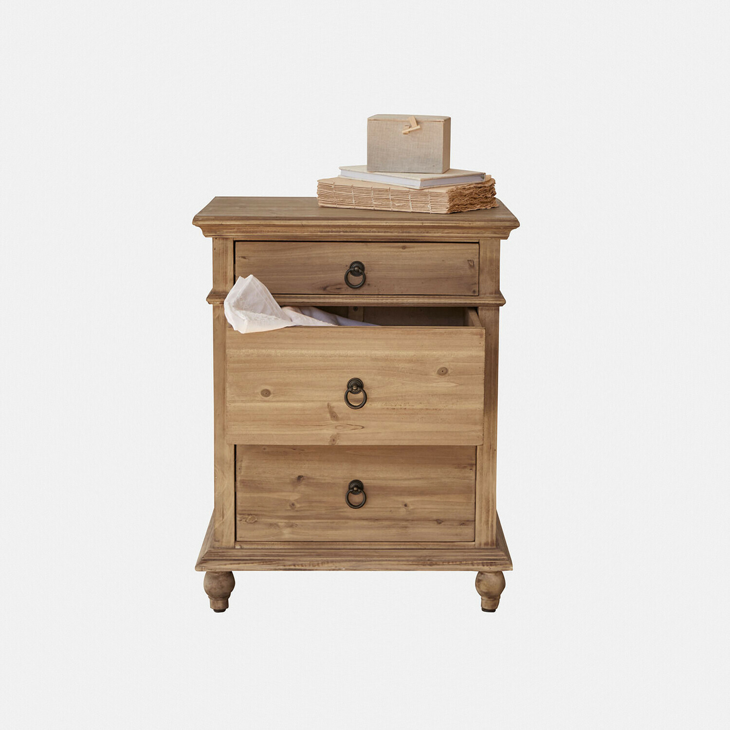 Mesilla Yewbridge Mesita de noche de madera natural con tres cajones y tiradores metálicos para almacenamiento