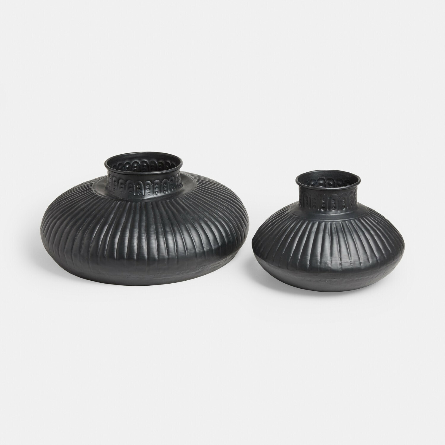 Set de 2 jarrones Myrkja Conjunto de dos jarrones de metal negro con superficie acanalada y diseño decorativo