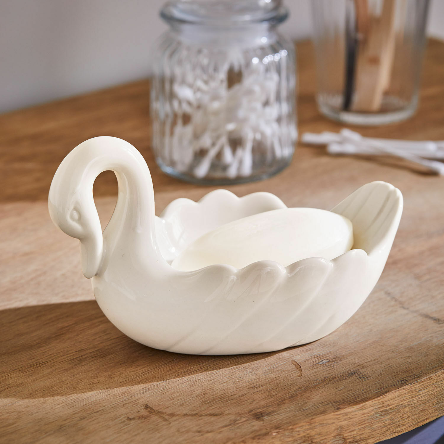 Cuenco Casavela Jabonera de cerámica blanca en forma de cisne con jabón sobre tabla de madera, accesorios de baño