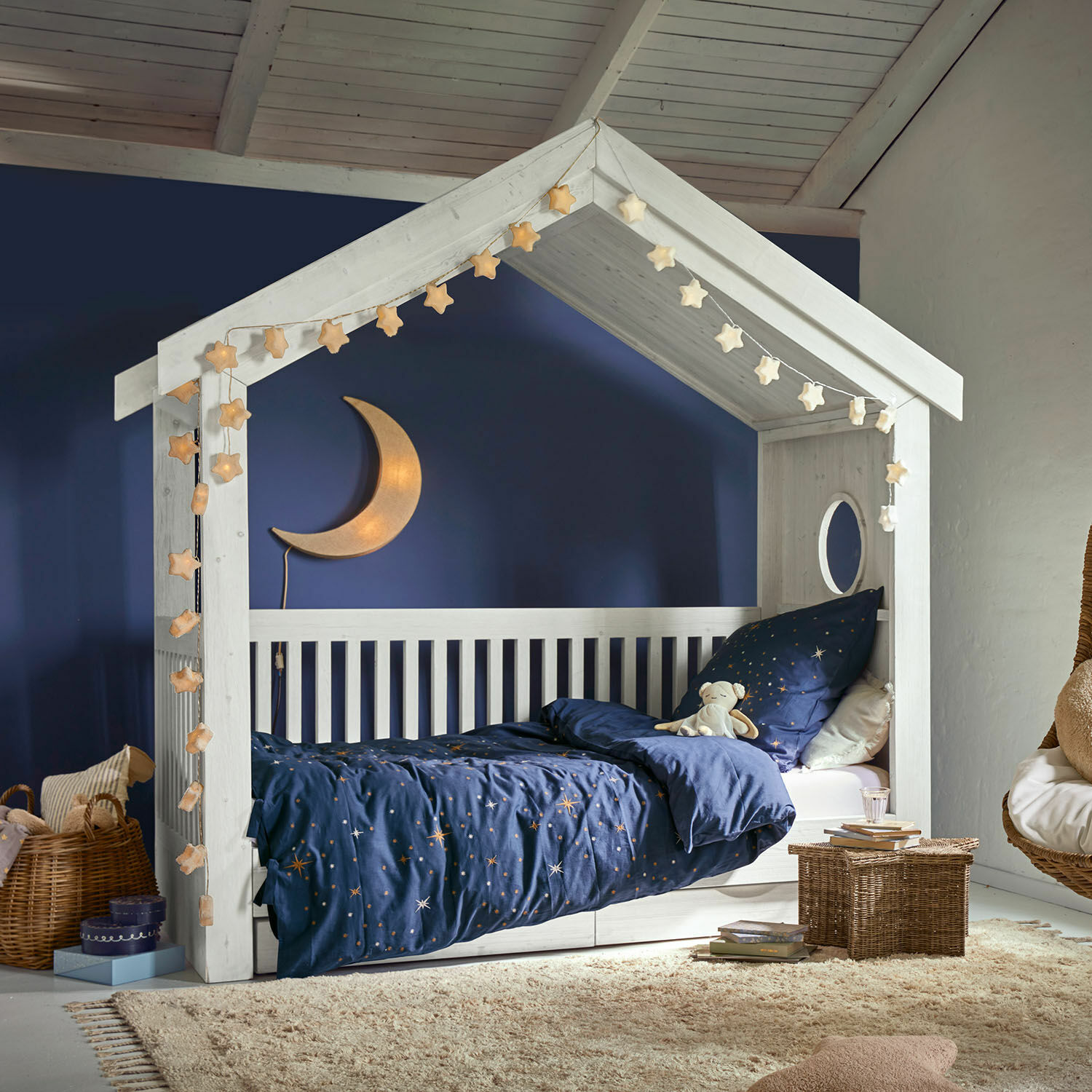 Cama individual Birchwell Cama infantil de madera blanca con forma de casita, ropa de cama azul con estrellas y lámpara de luna