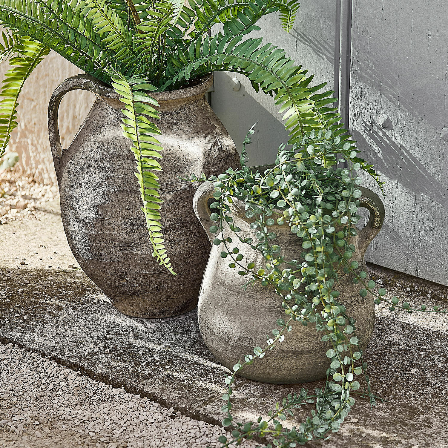 Set de 2 jarrones Malivon Dos macetas de cerámica gris con plantas verdes, decoración rústica para jardín exterior
