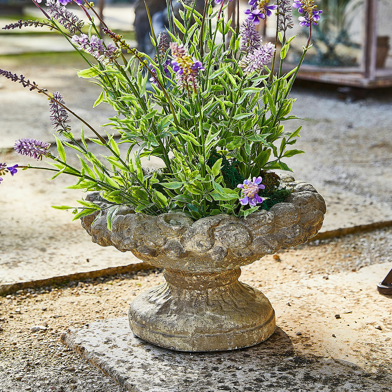 Ánfora Bellivon Maceta rústica de piedra con flores verdes y violetas, decoración exterior para jardín
