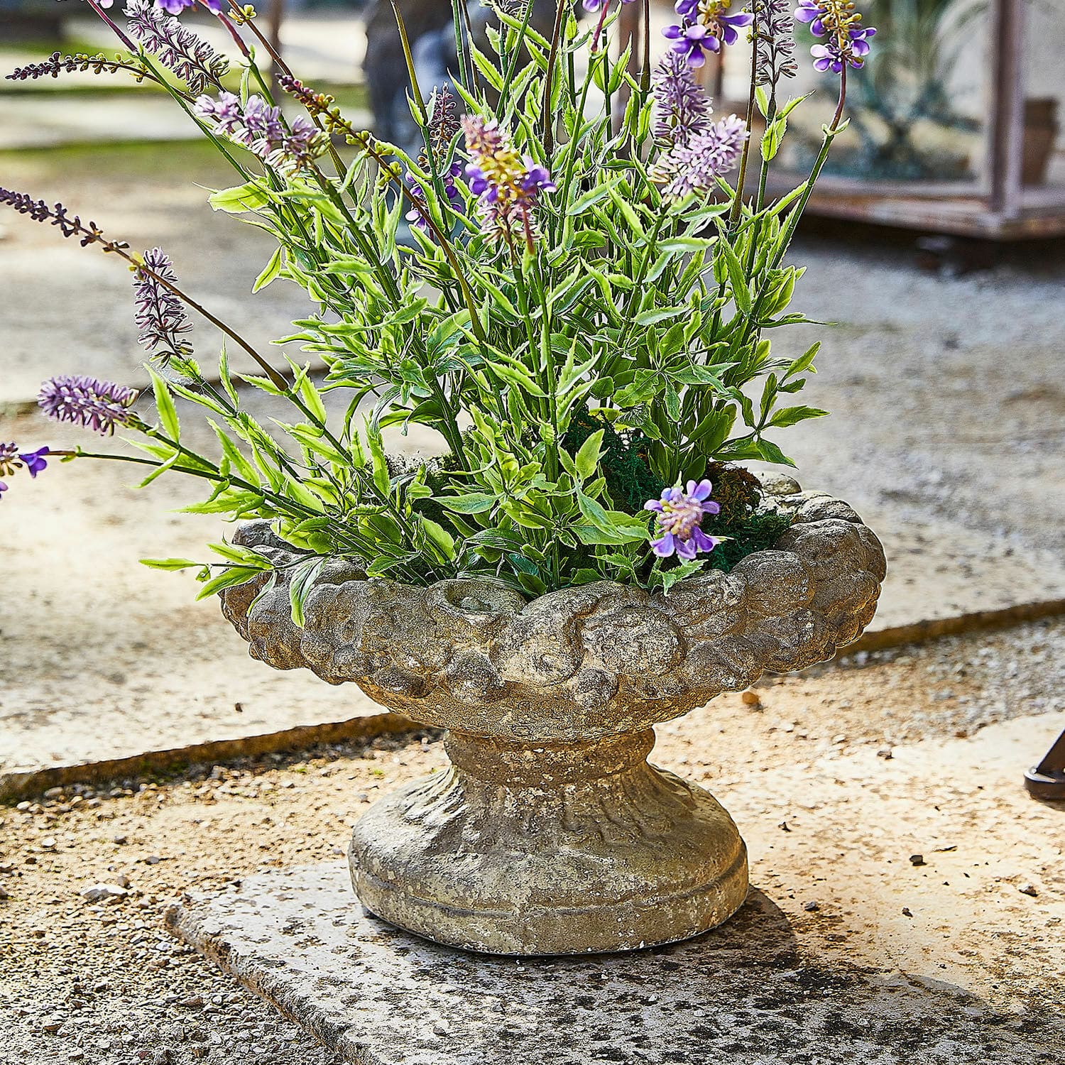 Ánfora Bellivon Maceta rústica de piedra con flores verdes y violetas, decoración exterior para jardín