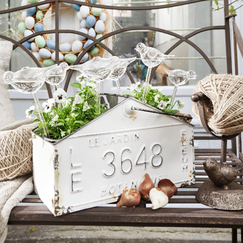 Maceta metálica blanca con número 3648 y decoraciones transparentes de pájaros, decoración de jardín