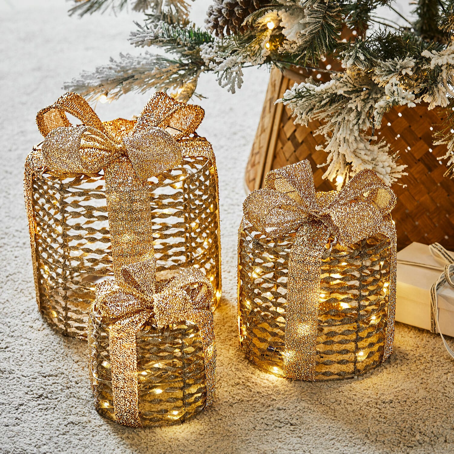 Set de 3 cajas de regalo LED Lorivane Conjunto de tres decoraciones de regalo doradas de malla con luces LED para decoración navideña