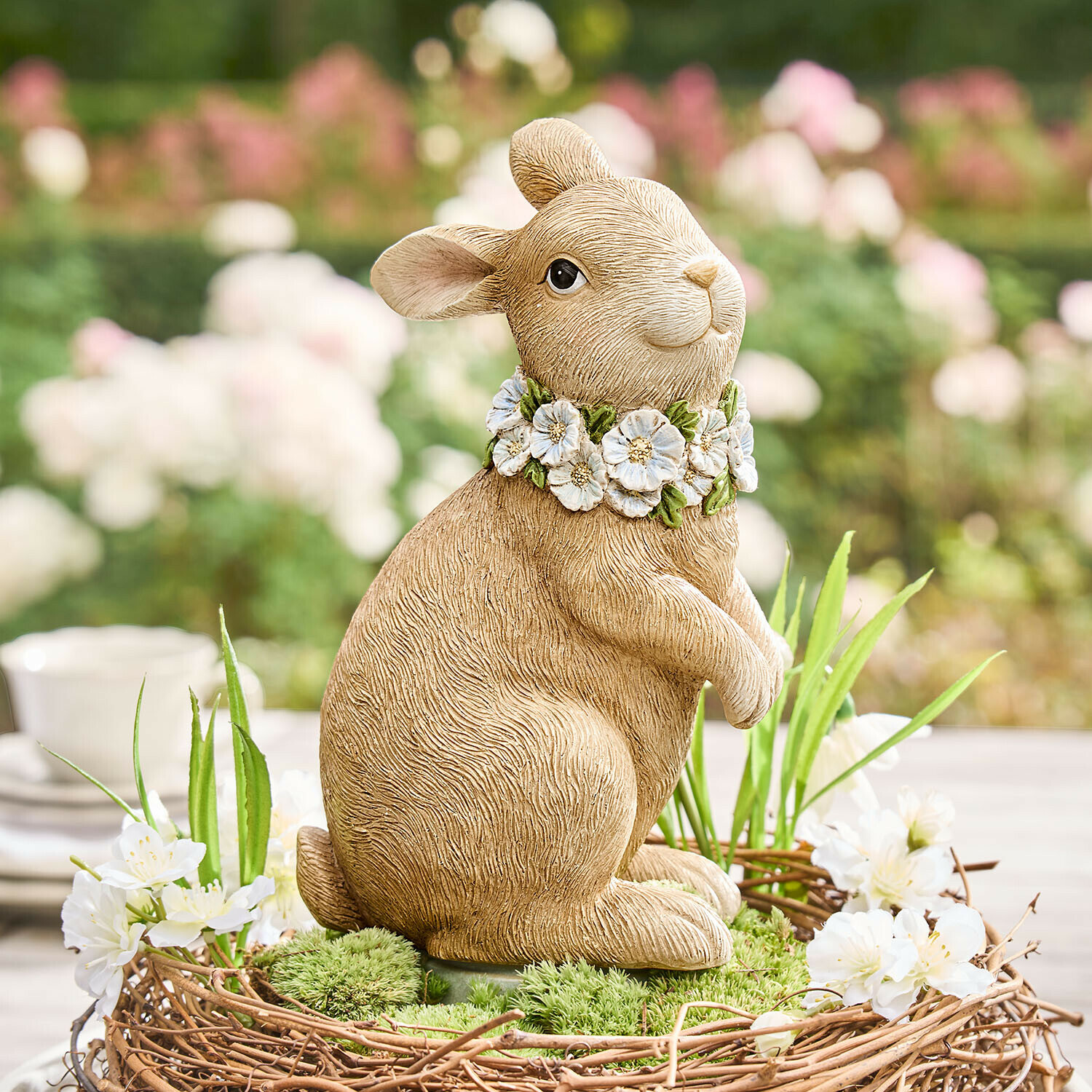 Conejo decorativo Ashfordale Figura de conejo beige de resina con corona de flores, decoración primaveral para jardín o interior