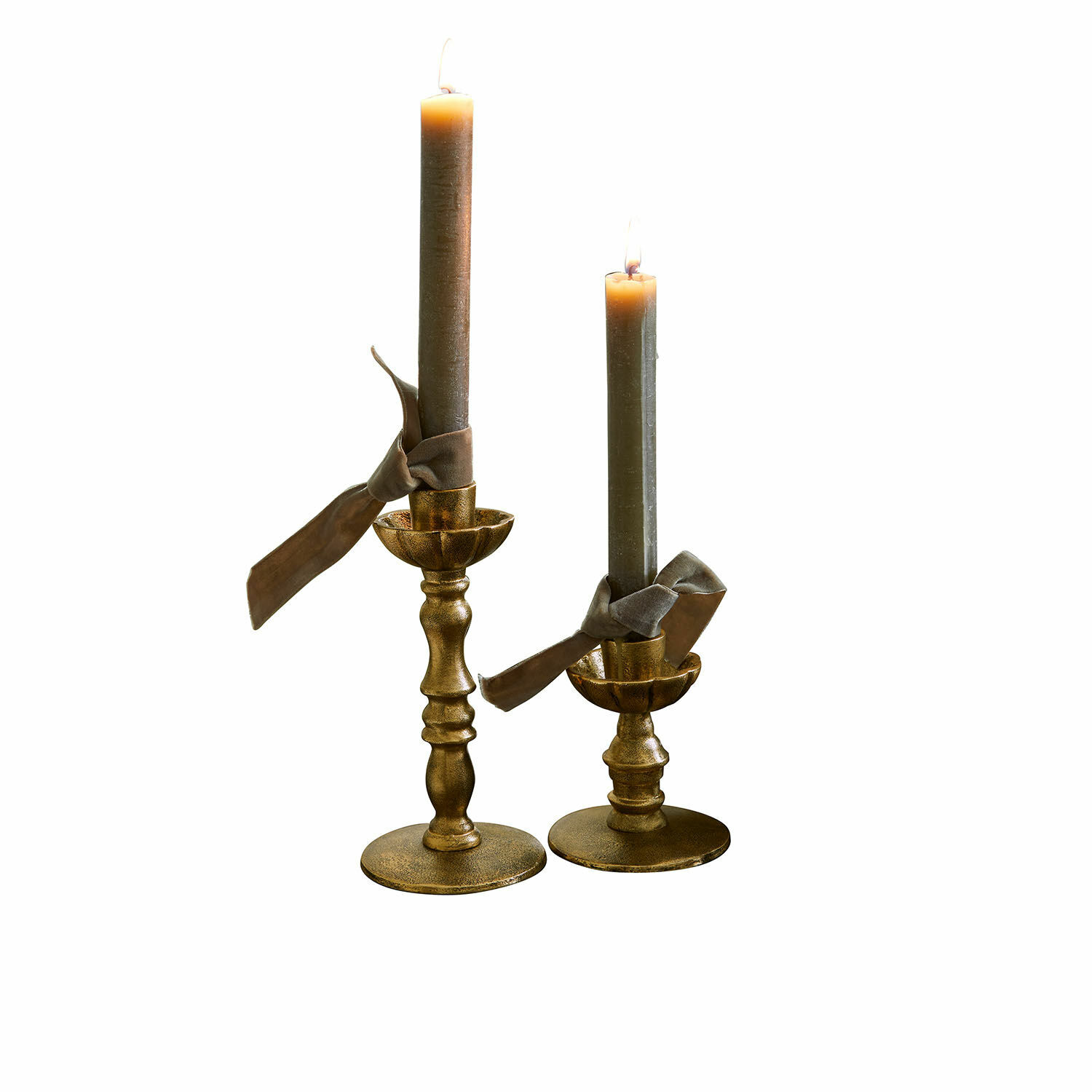 Set de 2 candeleros Zalethar Conjunto de dos candelabros metálicos dorados con velas grises y lazos decorativos