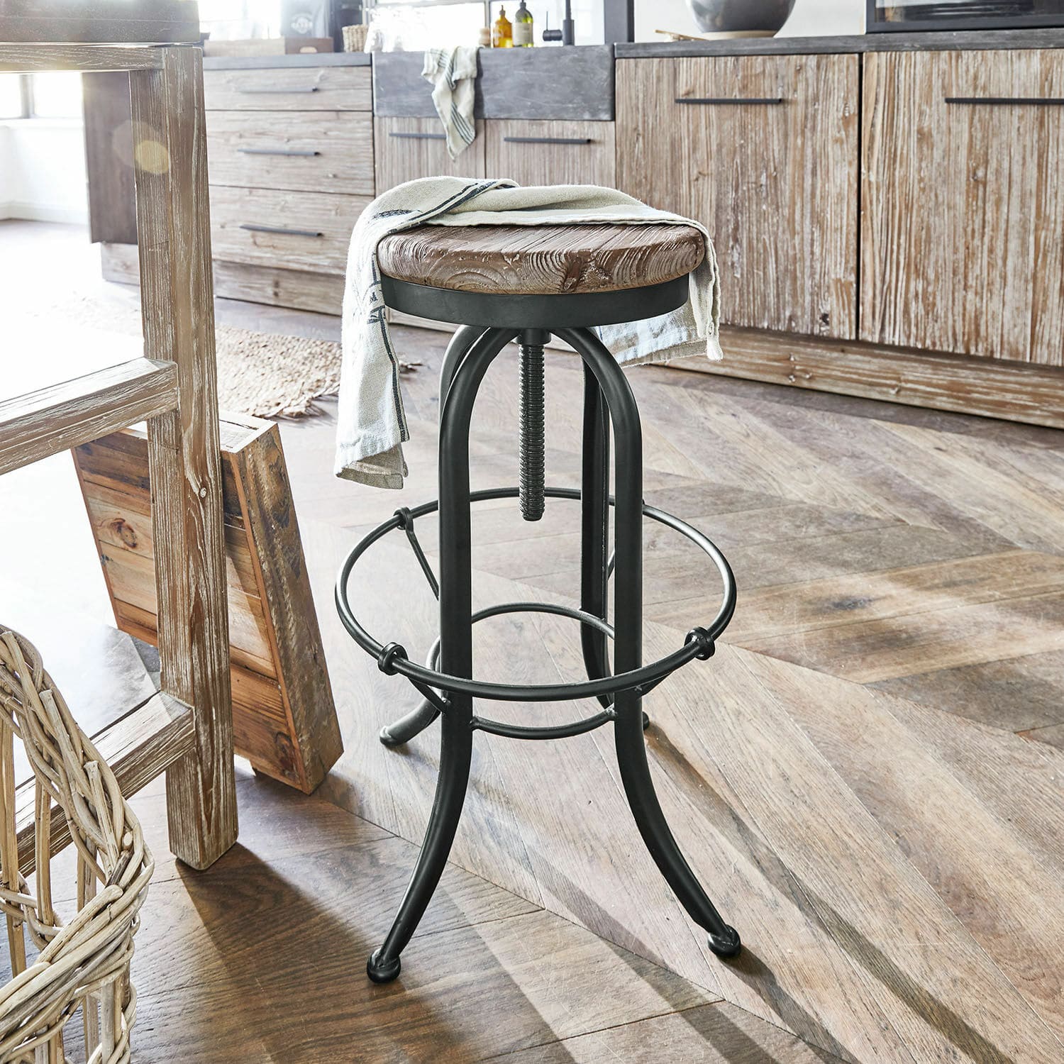 Taburete Cambria Taburete de bar con asiento de madera ajustable y estructura de acero negro estilo industrial