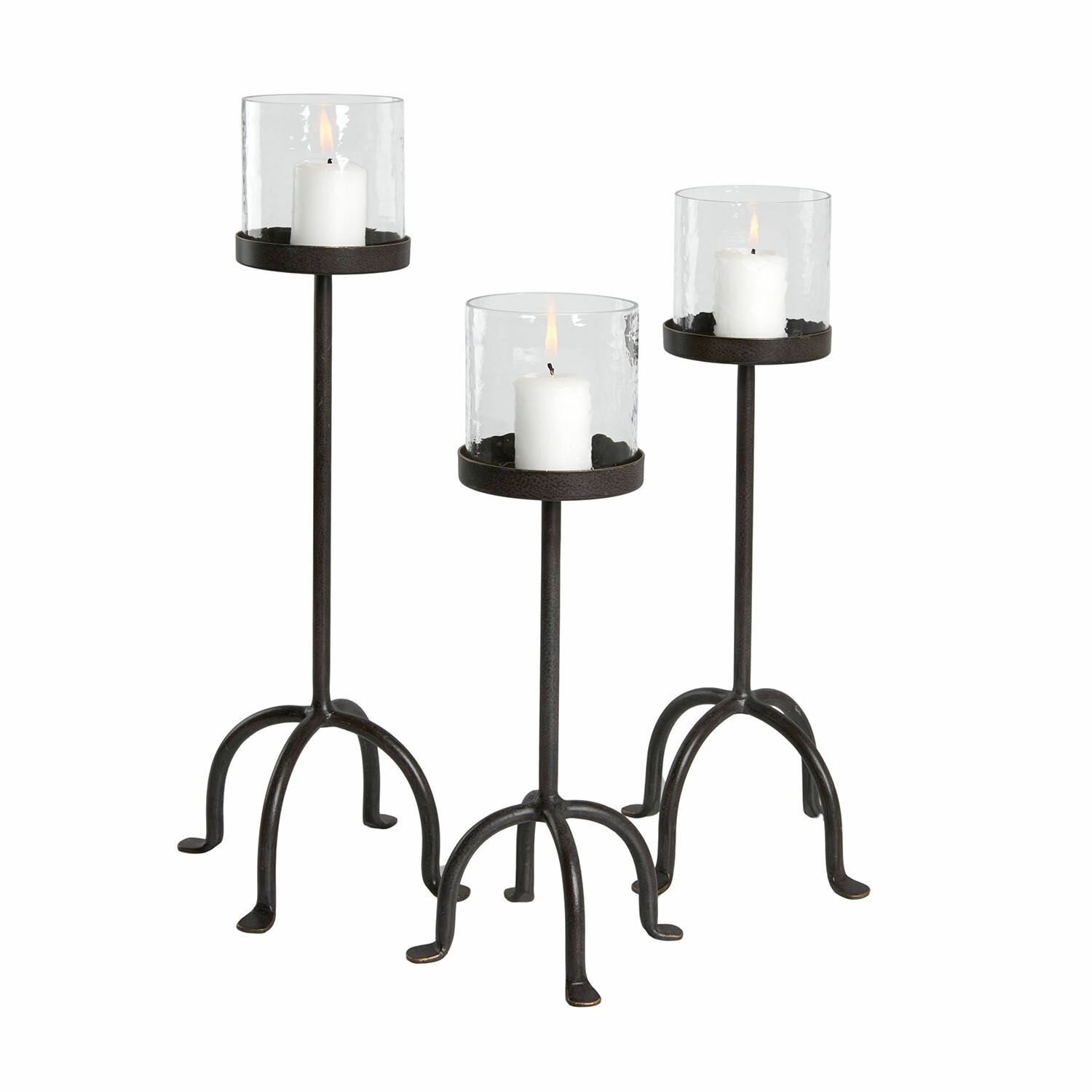 Set de 3 candeleros Tanbira Conjunto de tres candelabros de metal con vidrio transparente y velas blancas para decoración interior