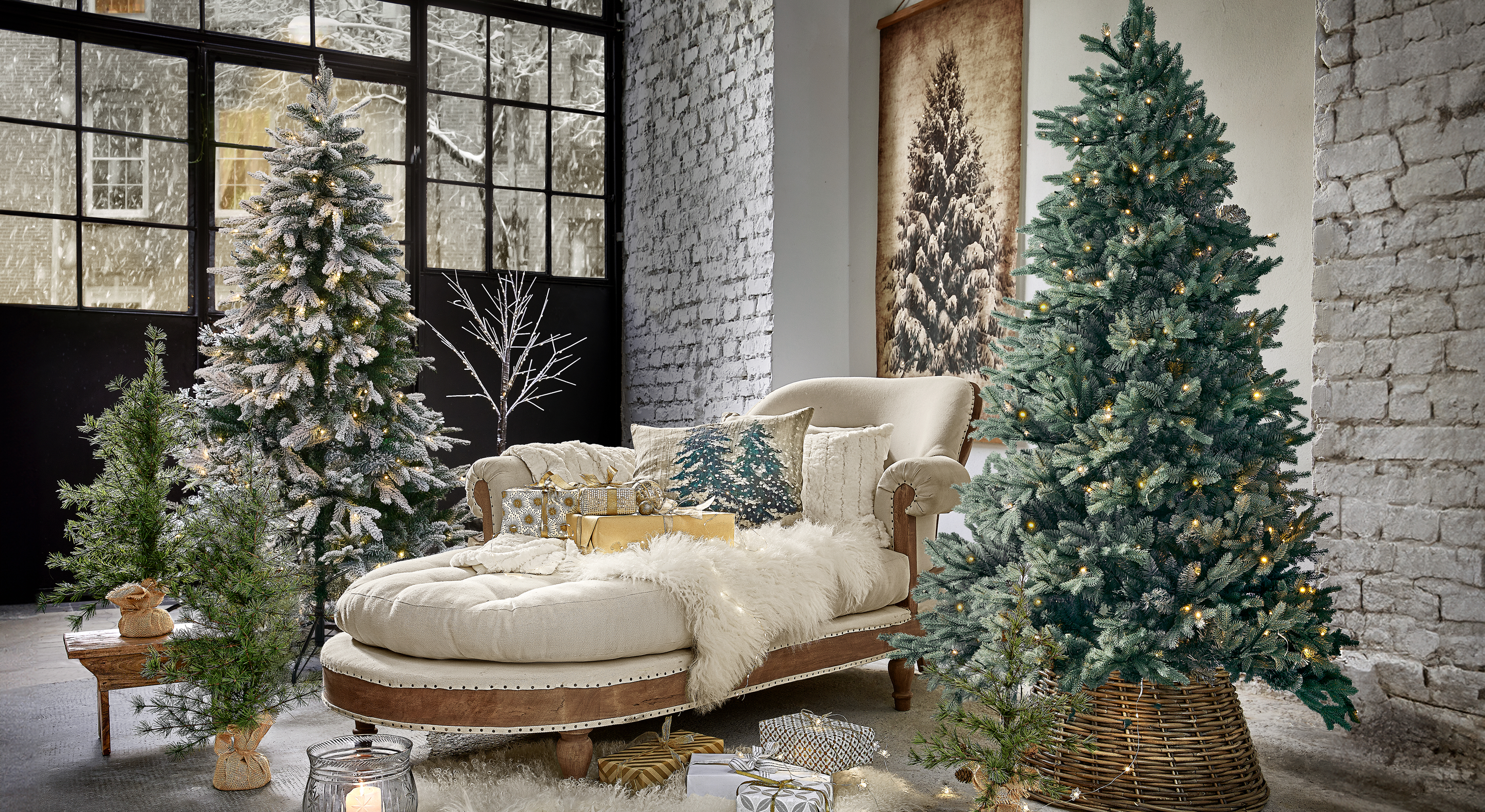 Salón acogedor con chaise longue beige y árboles de Navidad artificiales iluminados en cestas de mimbre
