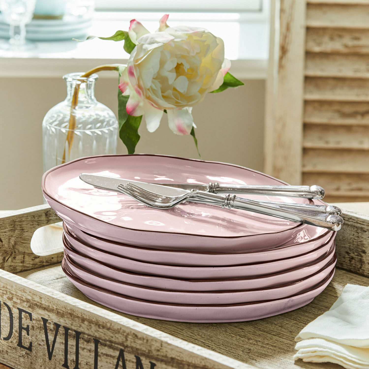 Set de 6 platos Biarré Juego de platos de cerámica rosa apilados en bandeja de madera con cuchillo y tenedor