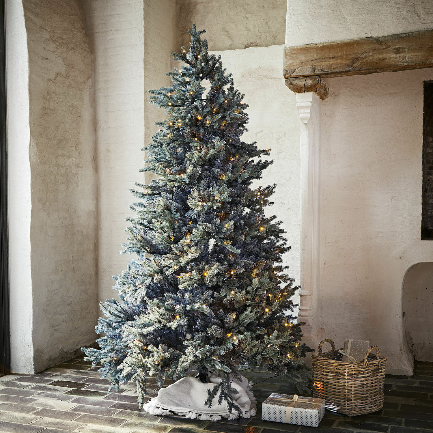 Árbol de Navidad Patrick Árbol de Navidad artificial con ramas nevadas y luces LED cálidas en interior rústico