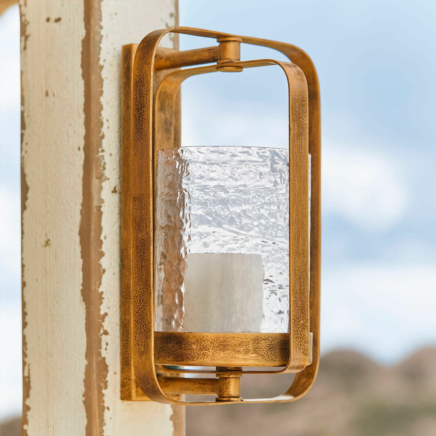 Portavelas de pared Vauxandre Aplique de pared metálico dorado con pantalla de vidrio texturizado para iluminación exterior