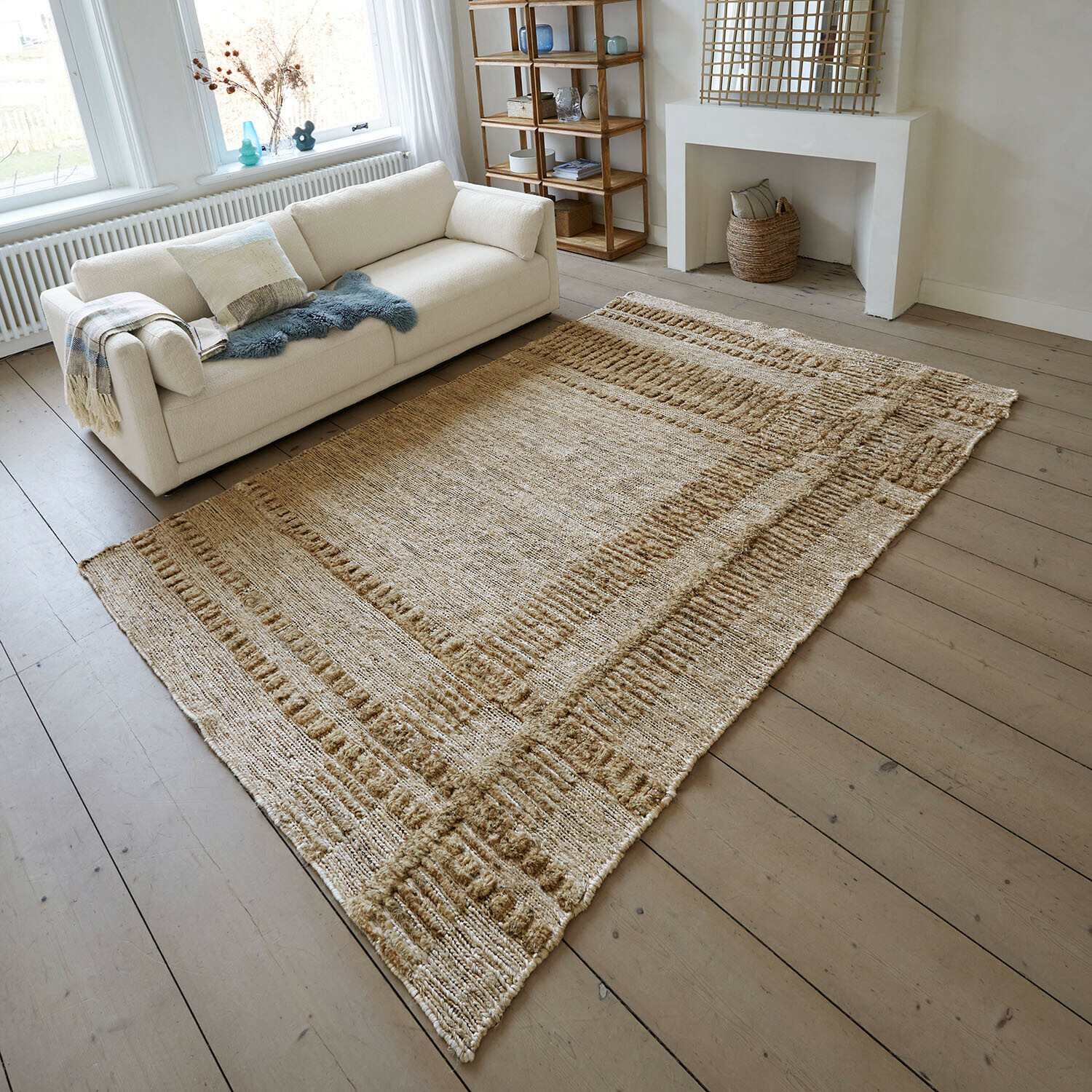 Alfombra Lorianza Alfombra grande de yute natural beige con diseño geométrico en sala de estar moderna