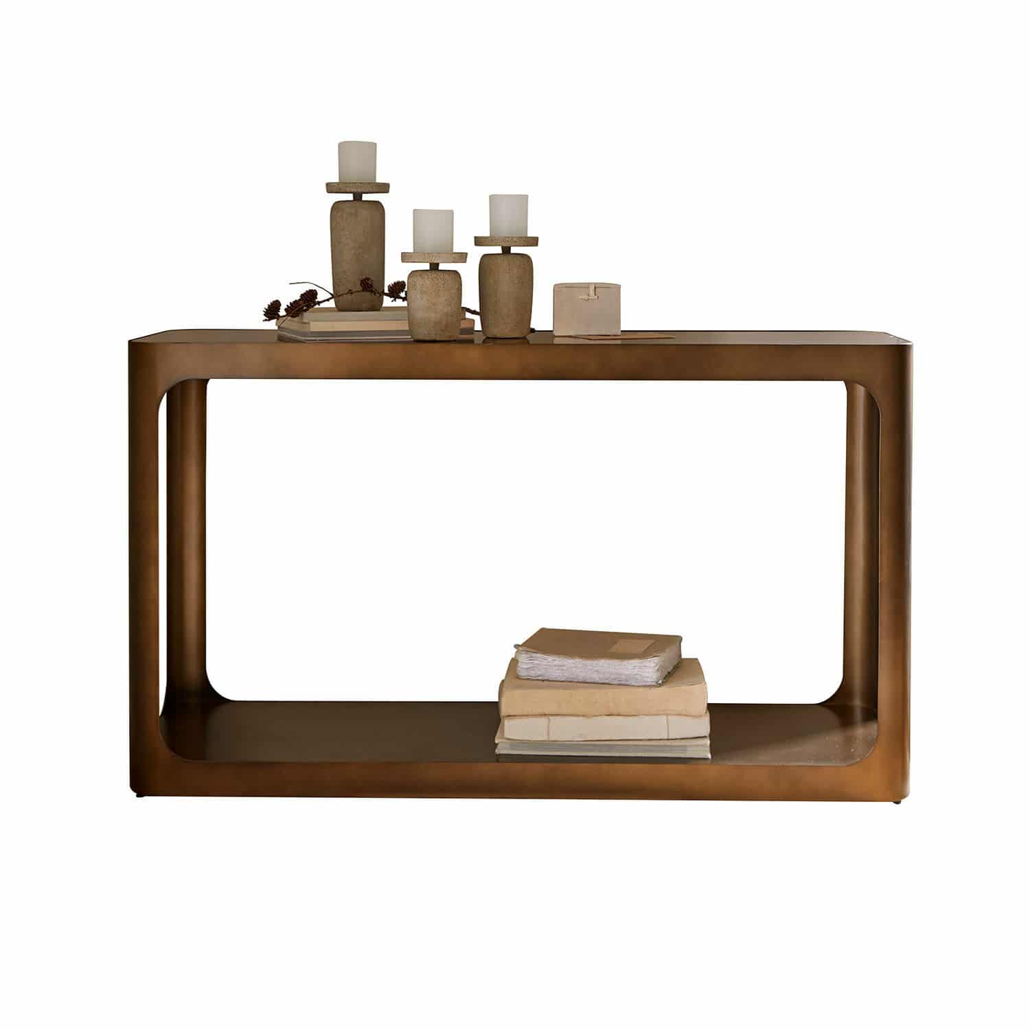 Consola Bexington Mesa baja de metal marrón con bordes redondeados, decorada con candelabros y libros, diseño moderno