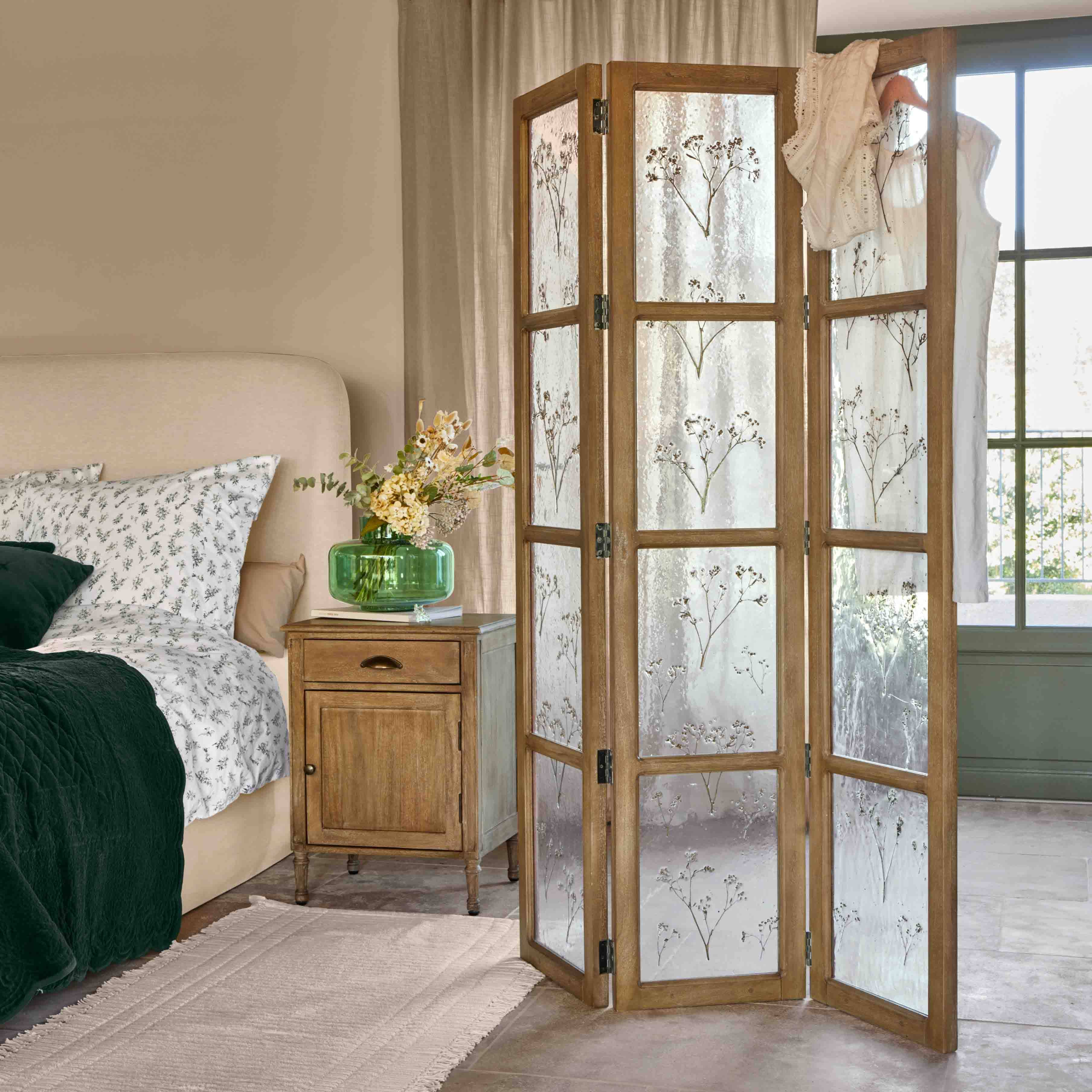 Biombo de madera con paneles de vidrio mate decorados con flores secas, decoración natural