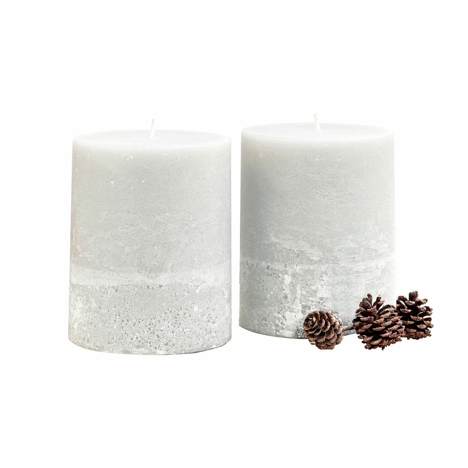 Set de 2 velas Oviedo Dos velas grises con textura y piñas, decoración interior para otoño e invierno