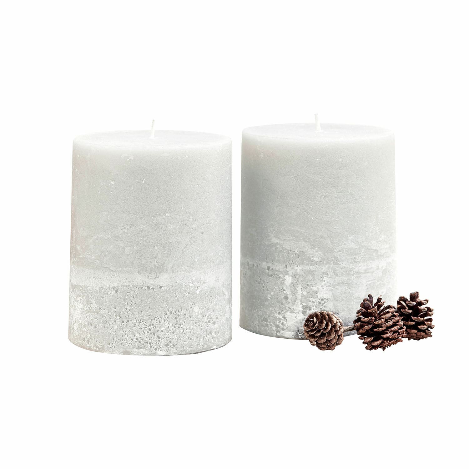 Set de 2 velas Oviedo Dos velas grises con textura y piñas, decoración interior para otoño e invierno