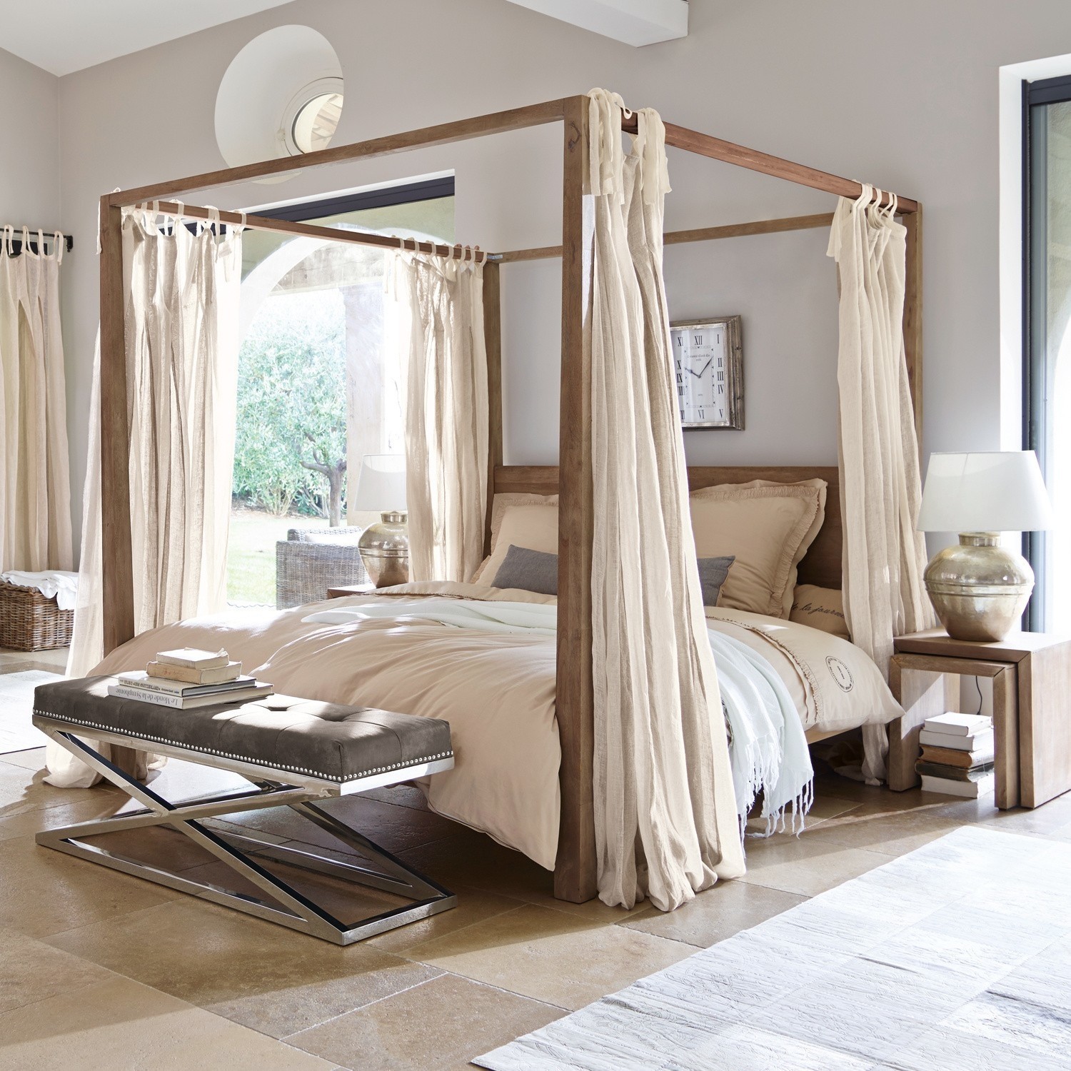 Cama Milo Dormitorio con cama con dosel de madera clara y cortinas crema, banco moderno tapizado gris