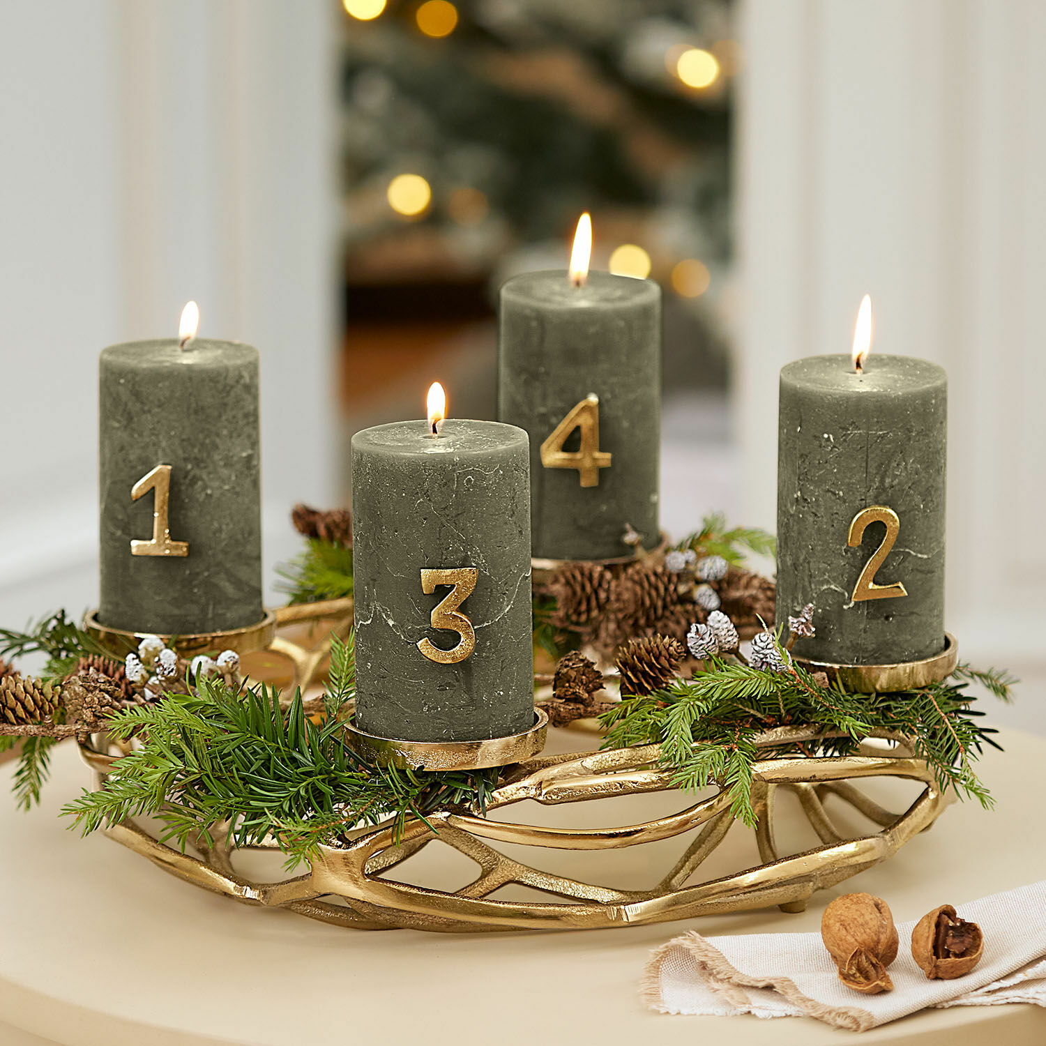 Set de 4 pines decorativos Marfino Conjunto de 4 velas verdes de adviento numeradas en soporte dorado con decoración de piñas y ramas
