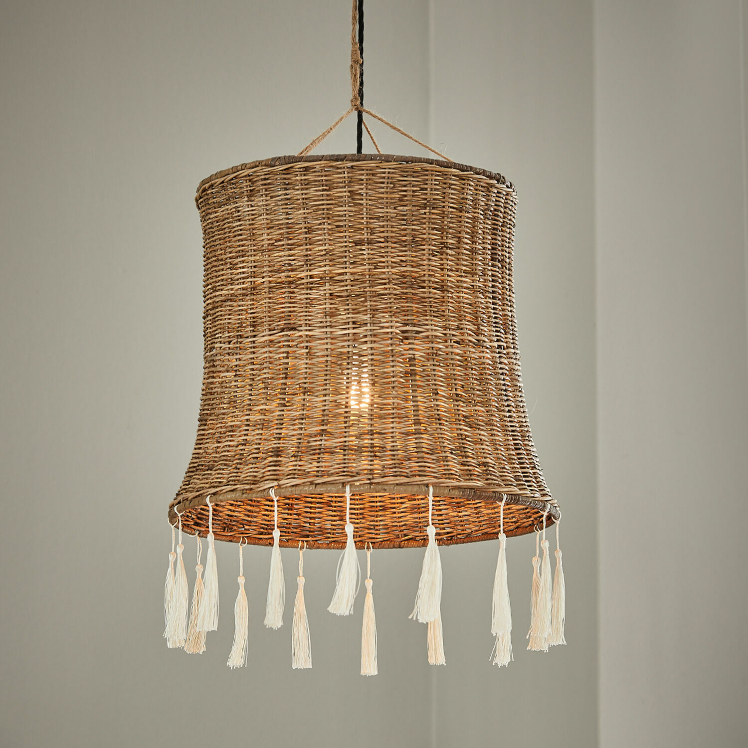Pantalla Éverill Lámpara colgante de ratán natural con borlas blancas, luz decorativa para interiores acogedores