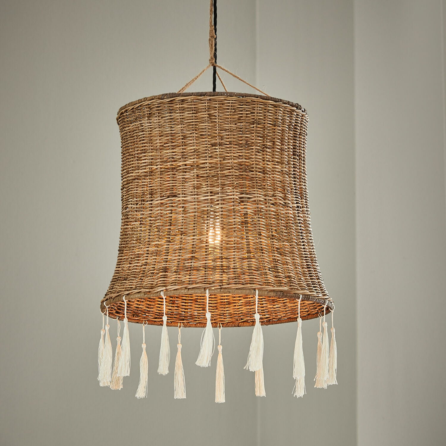 Pantalla Éverill Lámpara colgante de ratán natural con borlas blancas, luz decorativa para interiores acogedores