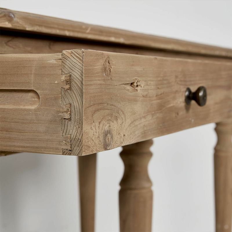 Tablero de mesa de madera maciza en color natural con unión visible y tirador metálico en el cajón