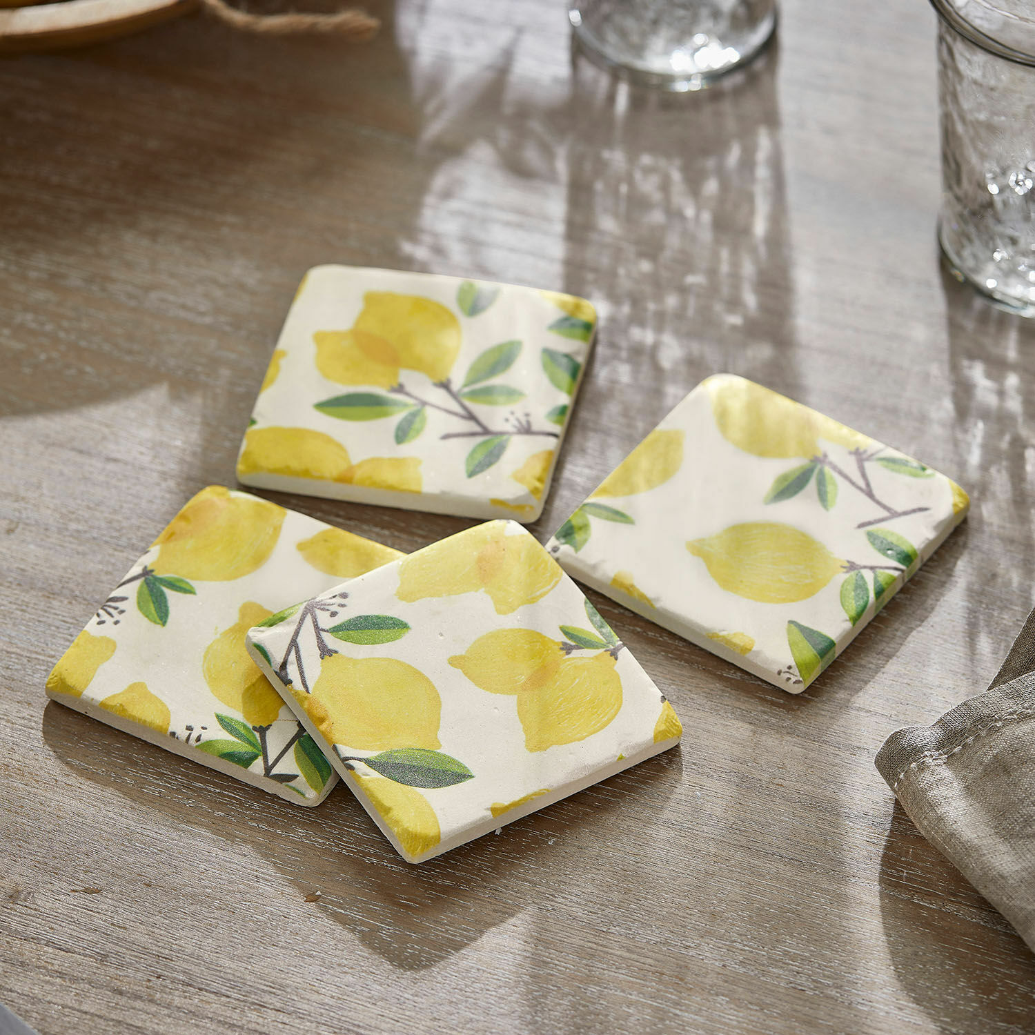 Set de 4 posavasos Darfield Posavasos de cerámica con diseño de limones amarillos sobre fondo claro, protección para mesa