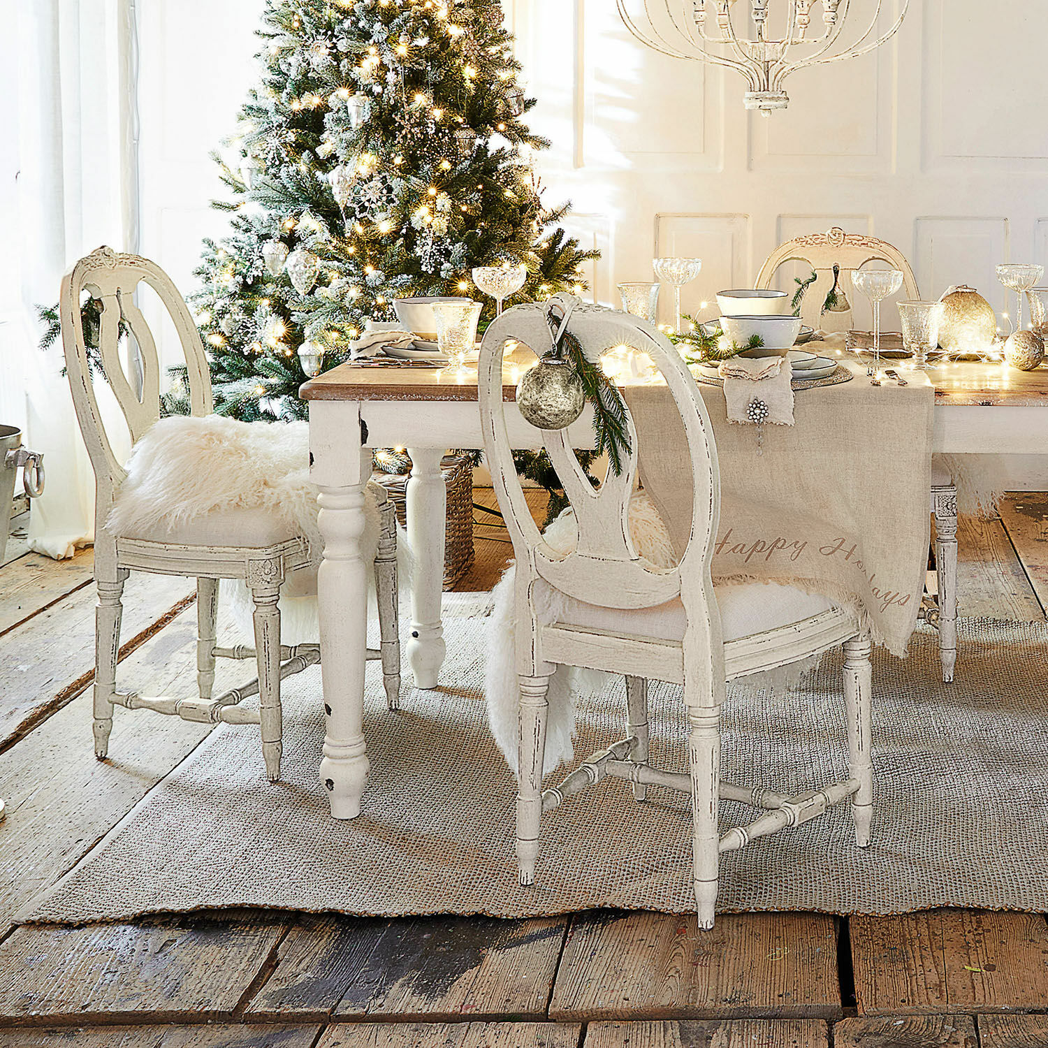 Silla San Gavino Comedor con mesa y sillas de madera blanca vintage decoradas para Navidad