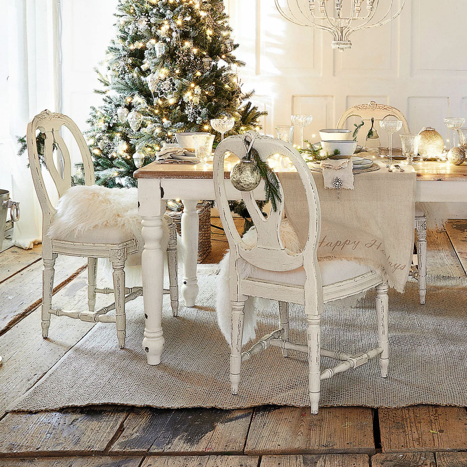 Silla San Gavino Comedor con mesa y sillas de madera blanca vintage decoradas para Navidad