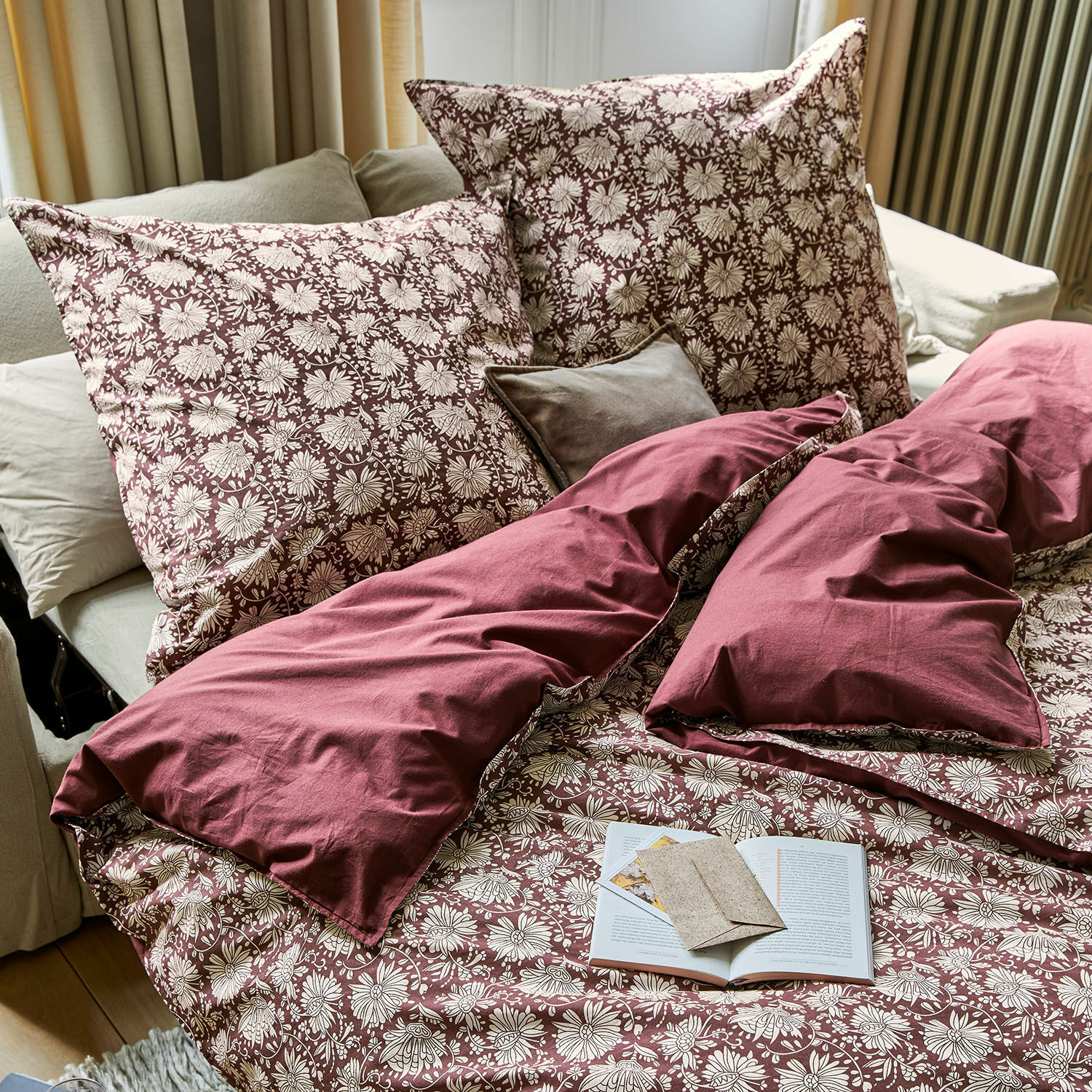 Ropa de cama Jouvenay Ropa de cama de algodón con diseño floral burdeos y crema, fundas de almohada y edredón burdeos