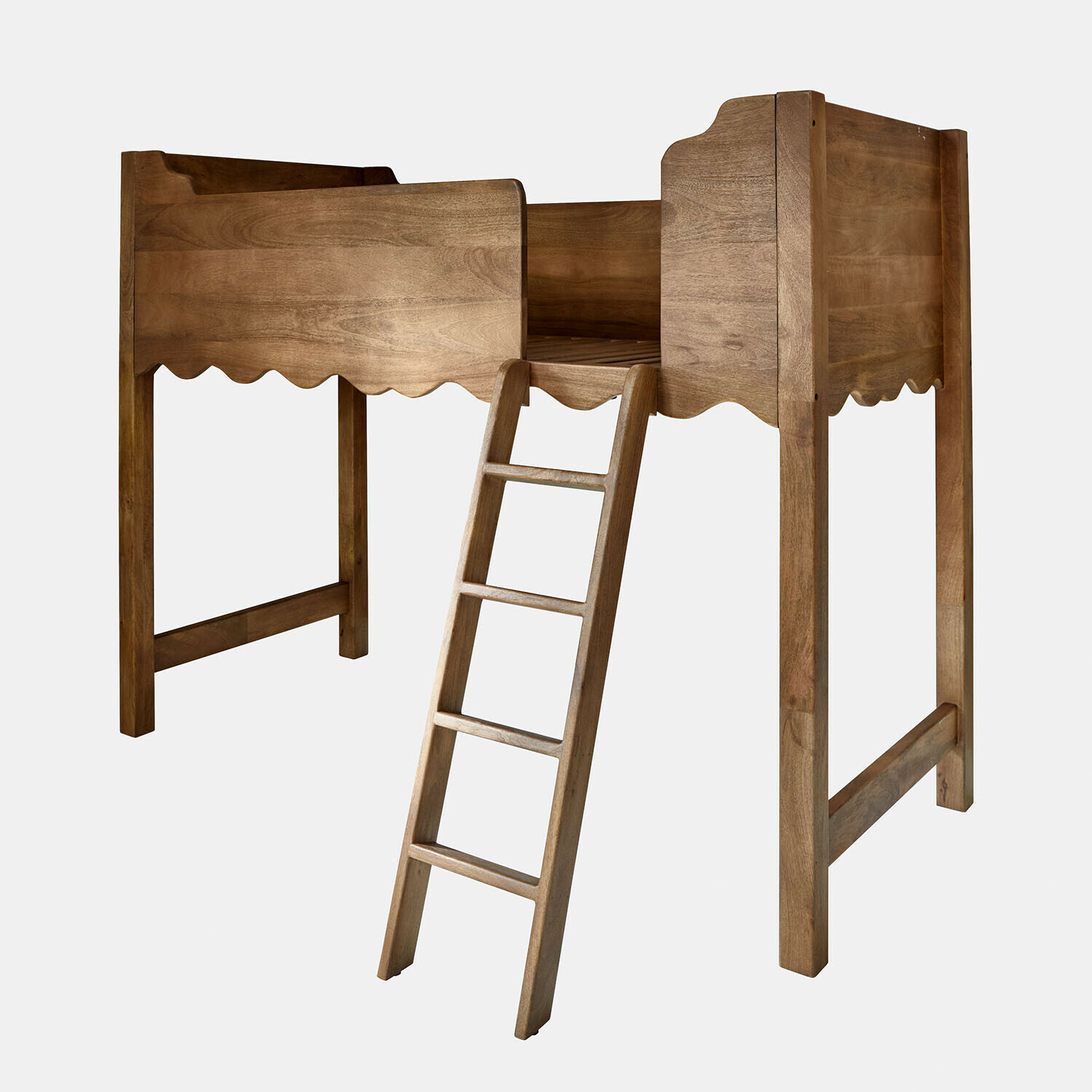 Cama alta de madera marrón natural con escalera, perfecta para habitación infantil