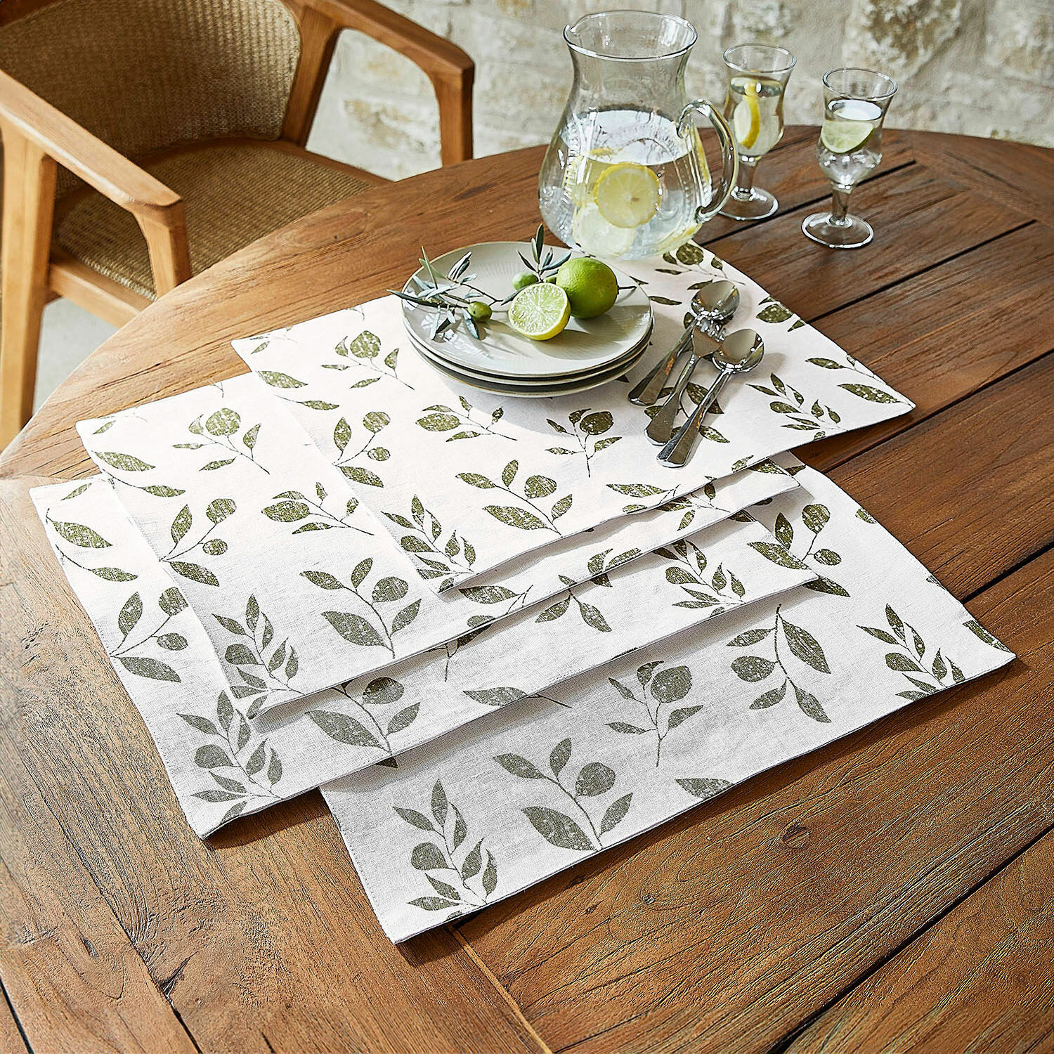Set de 4 manteles individuales Klivento Servilletas de lino blancas con diseño de hojas verdes sobre mesa de madera para decoración