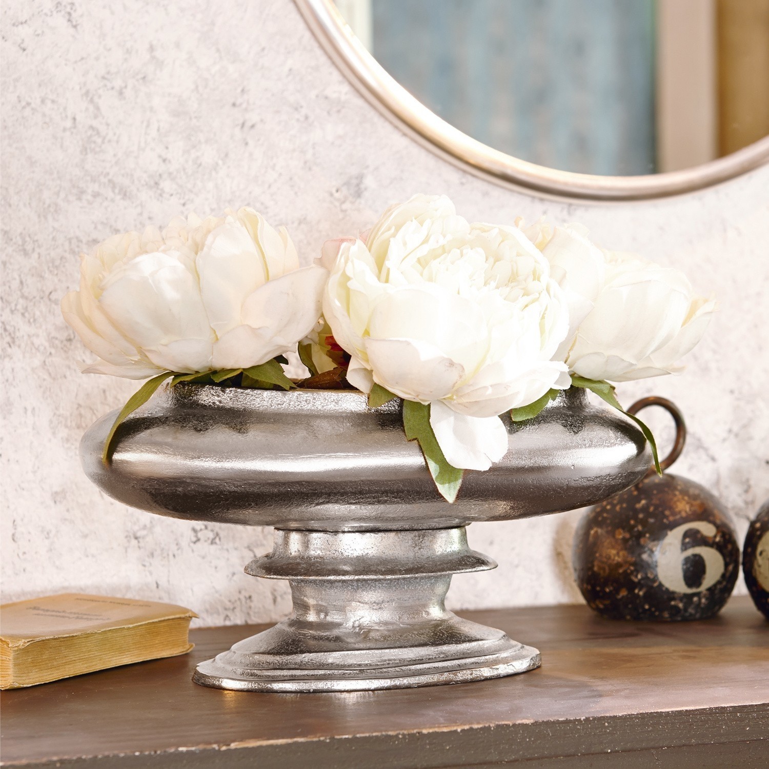 Jarrón Loyère Cuenco decorativo de metal plateado con flores blancas sobre mesa de madera, estilo vintage