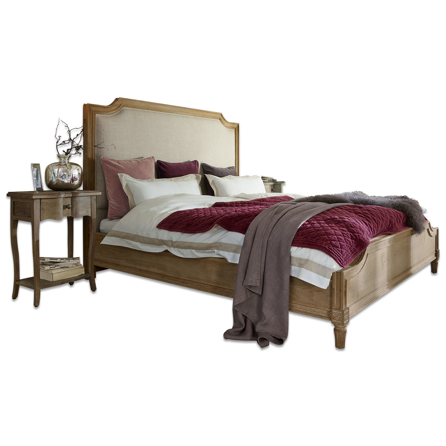 Cama Catham Cama de madera con cabecero tapizado beige, colcha acolchada burdeos y cojines decorativos