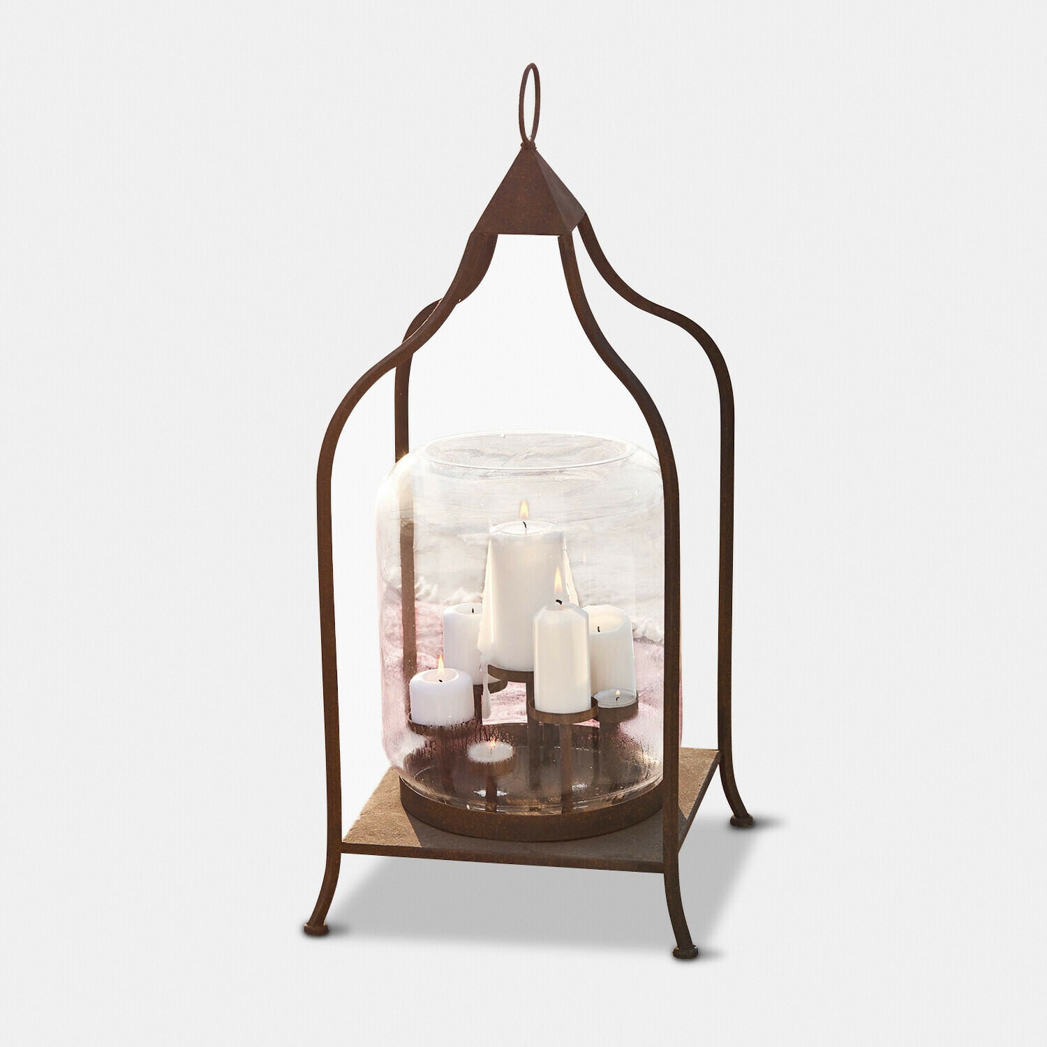 Linterna de metal con pantalla de vidrio transparente y velas blancas para decoración interior