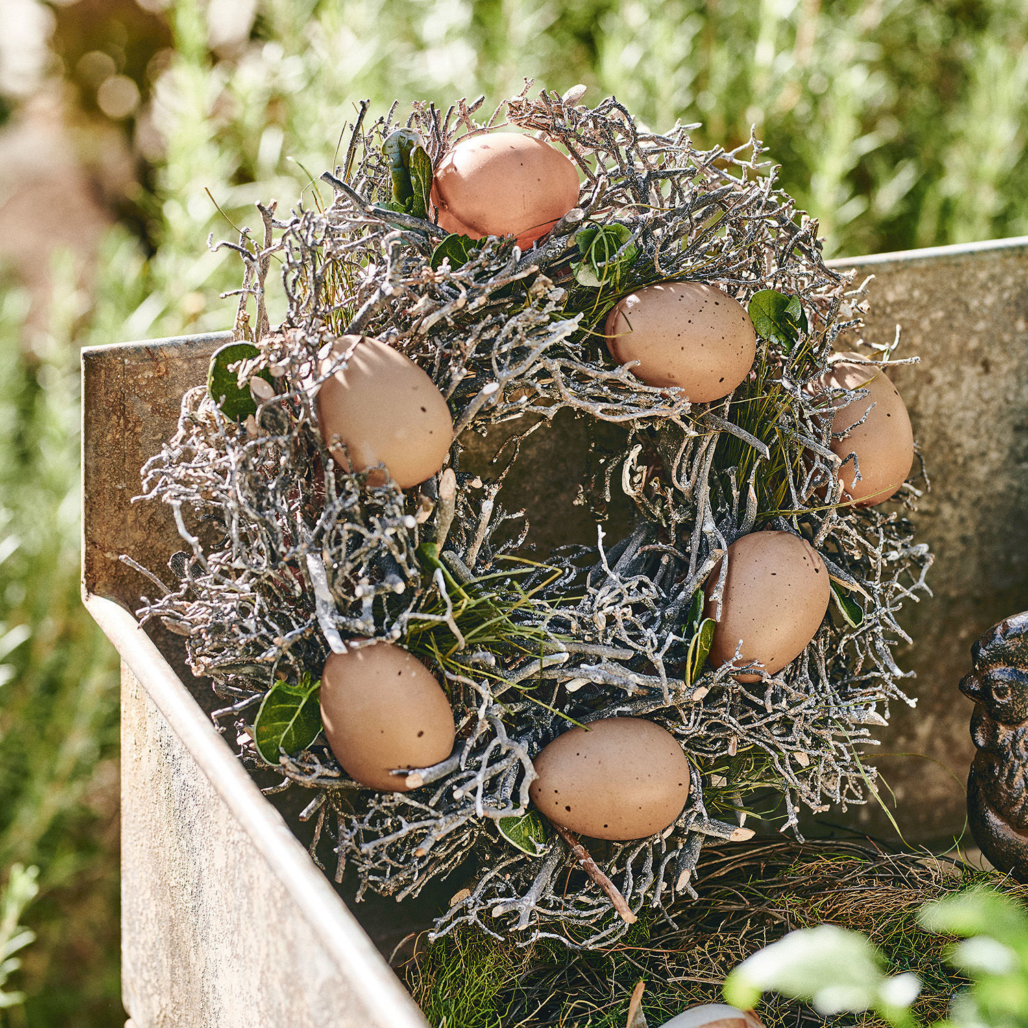 Corona de huevos Contreur Corona decorativa de ramas con huevos marrones, motivo natural de Pascua para hogar y jardín
