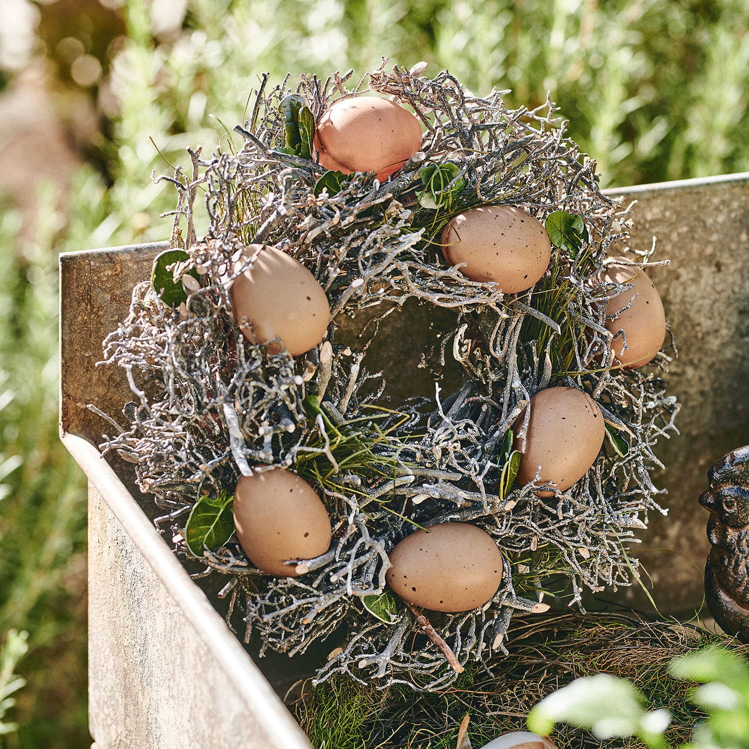 Corona de huevos Contreur Corona decorativa de ramas con huevos marrones, motivo natural de Pascua para hogar y jardín