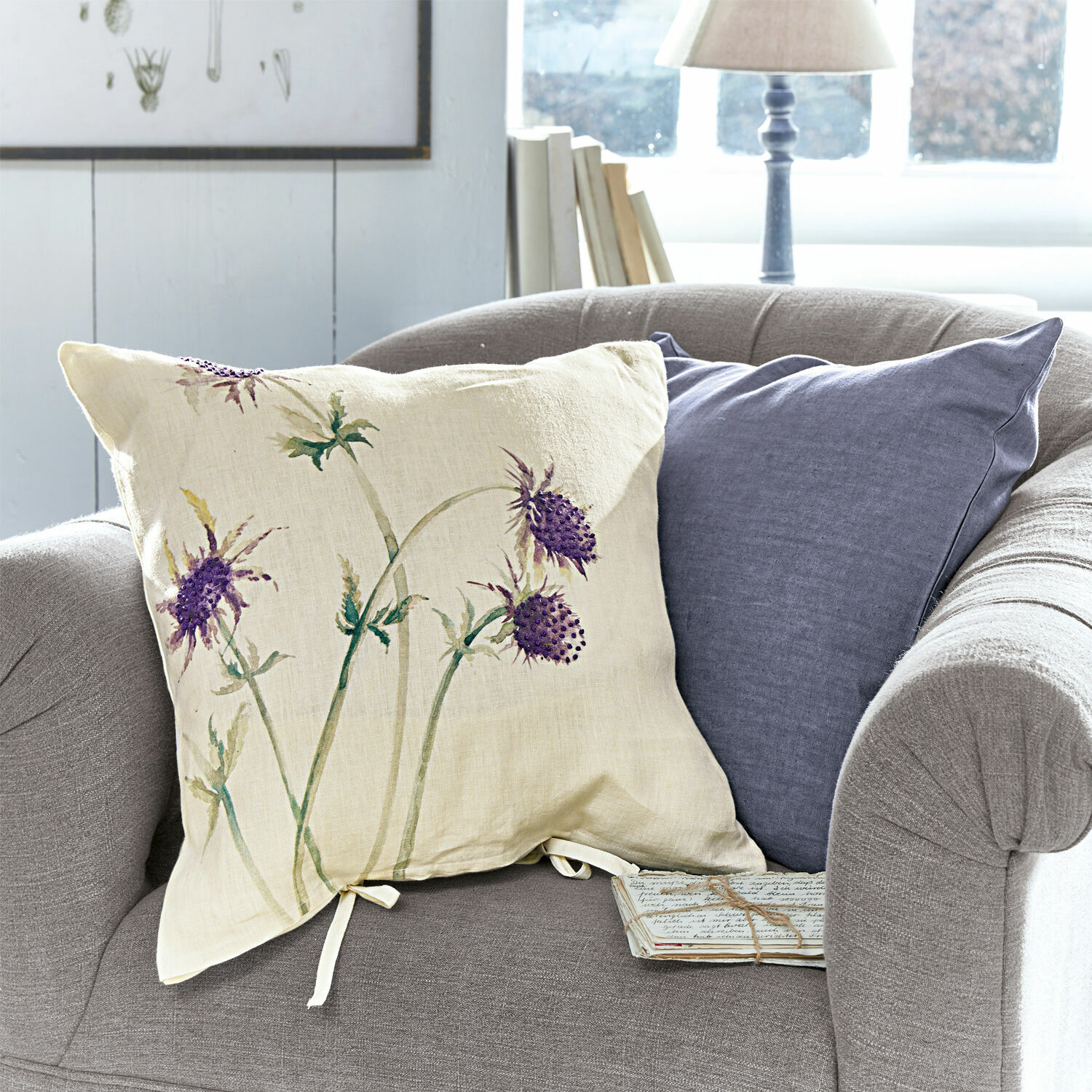 Set de 2 fundas de cojín Épine Cojín beige de lino con estampado floral morado sobre sofá gris, decoración de interiores
