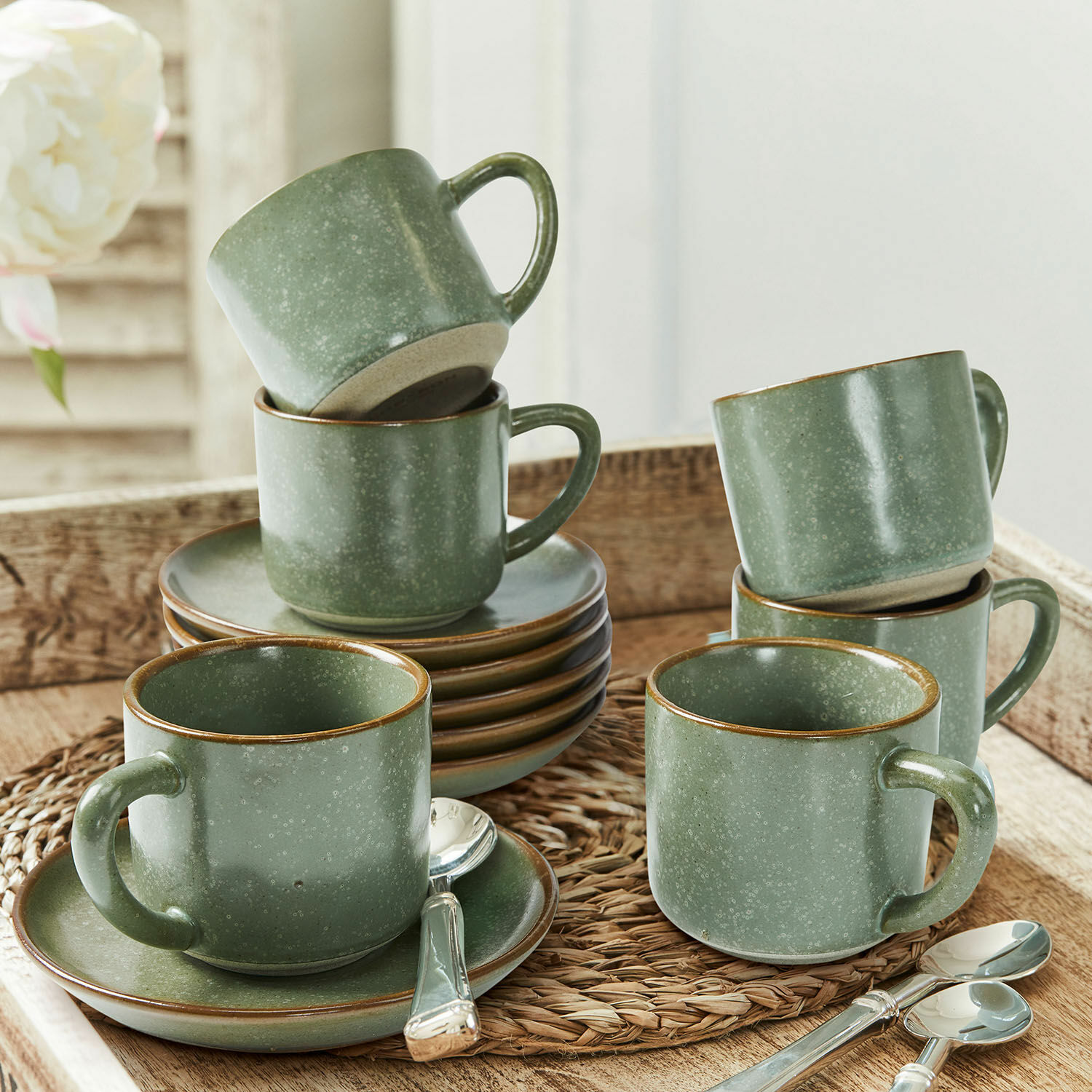 Set de 6 tazas y platillos Biarré Juego de tazas y platos de cerámica verde con cucharas sobre bandeja de madera para café