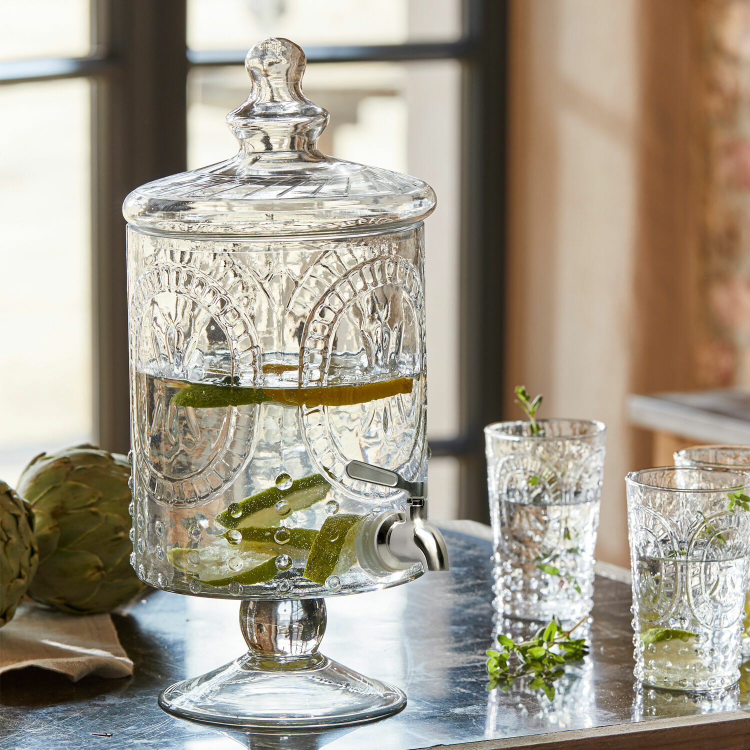 Dispensador de bebidas de vidrio con tapa y grifo, decorado, con agua y rodajas de limón