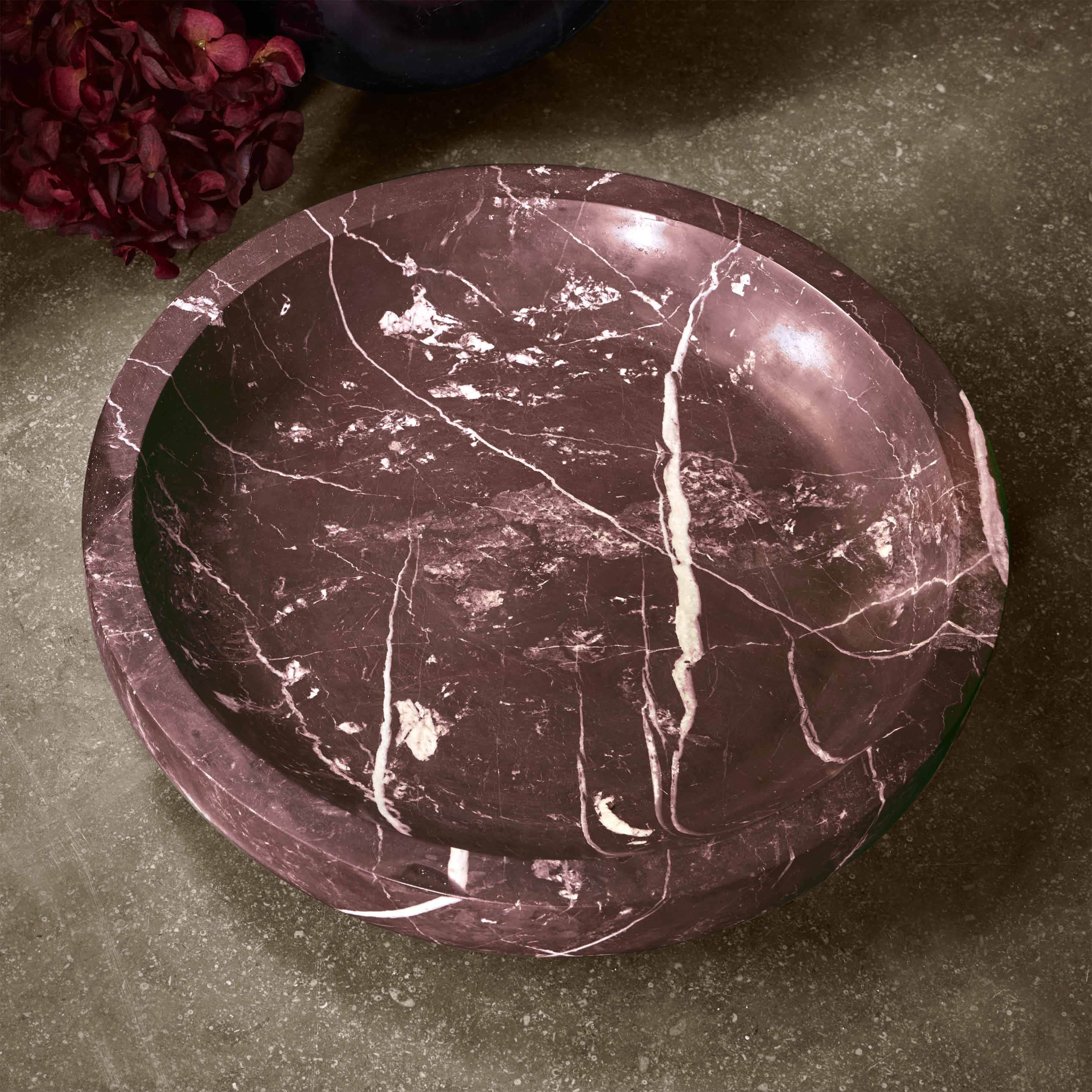 Cuenco redondo de mármol rojo con vetas blancas sobre fondo gris, decoración de mesa