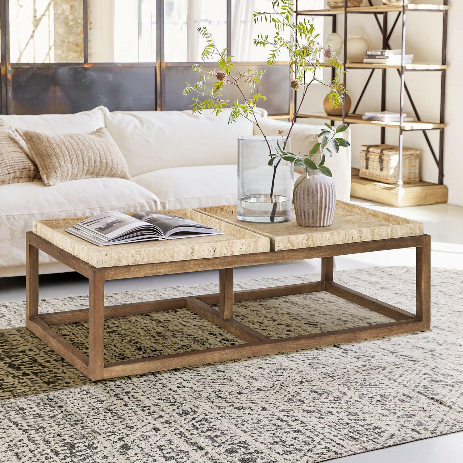 Mesa de centro Edwyn Mesa de centro de madera clara con superficie de piedra beige en salón moderno y luminoso